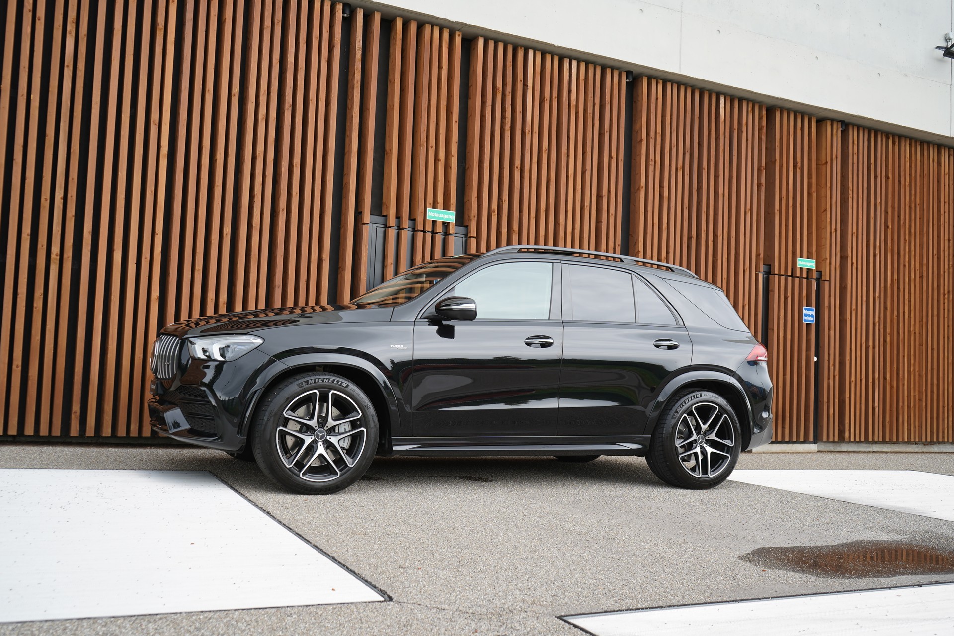 MERCEDES-BENZ GLE 53 AMG 4MATIC+ BLACK 9G-SPEEDSHIFT l 435 PS-image-6