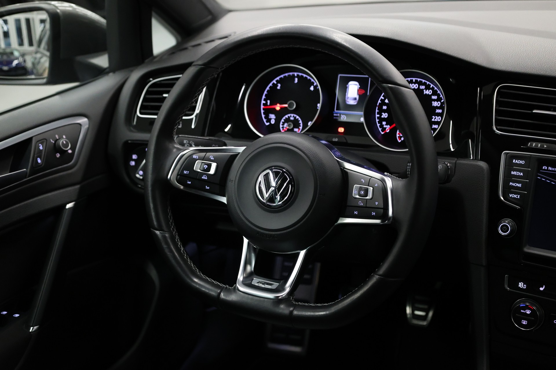 VW Golf VII Variant 1.6 TDI R-Line Allstar Comfortline 4m-image-15
