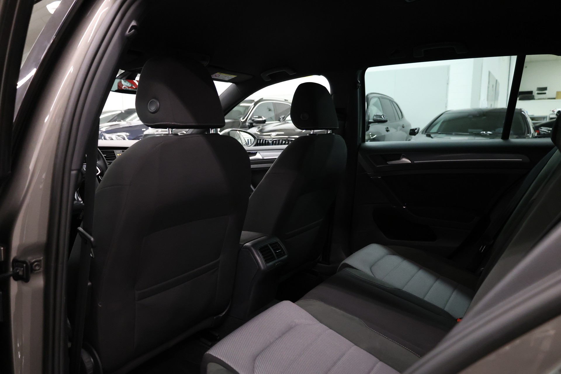 VW Golf VII Variant 1.6 TDI R-Line Allstar Comfortline 4m-image-17