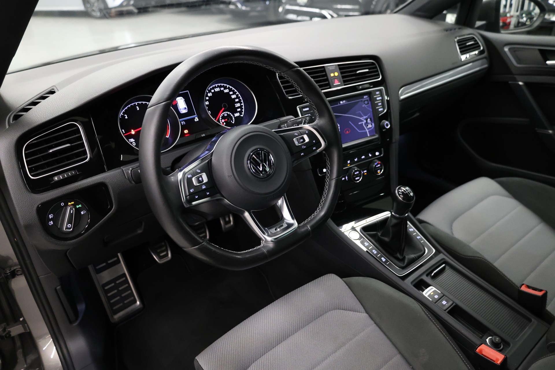 VW Golf VII Variant 1.6 TDI R-Line Allstar Comfortline 4m-image-12