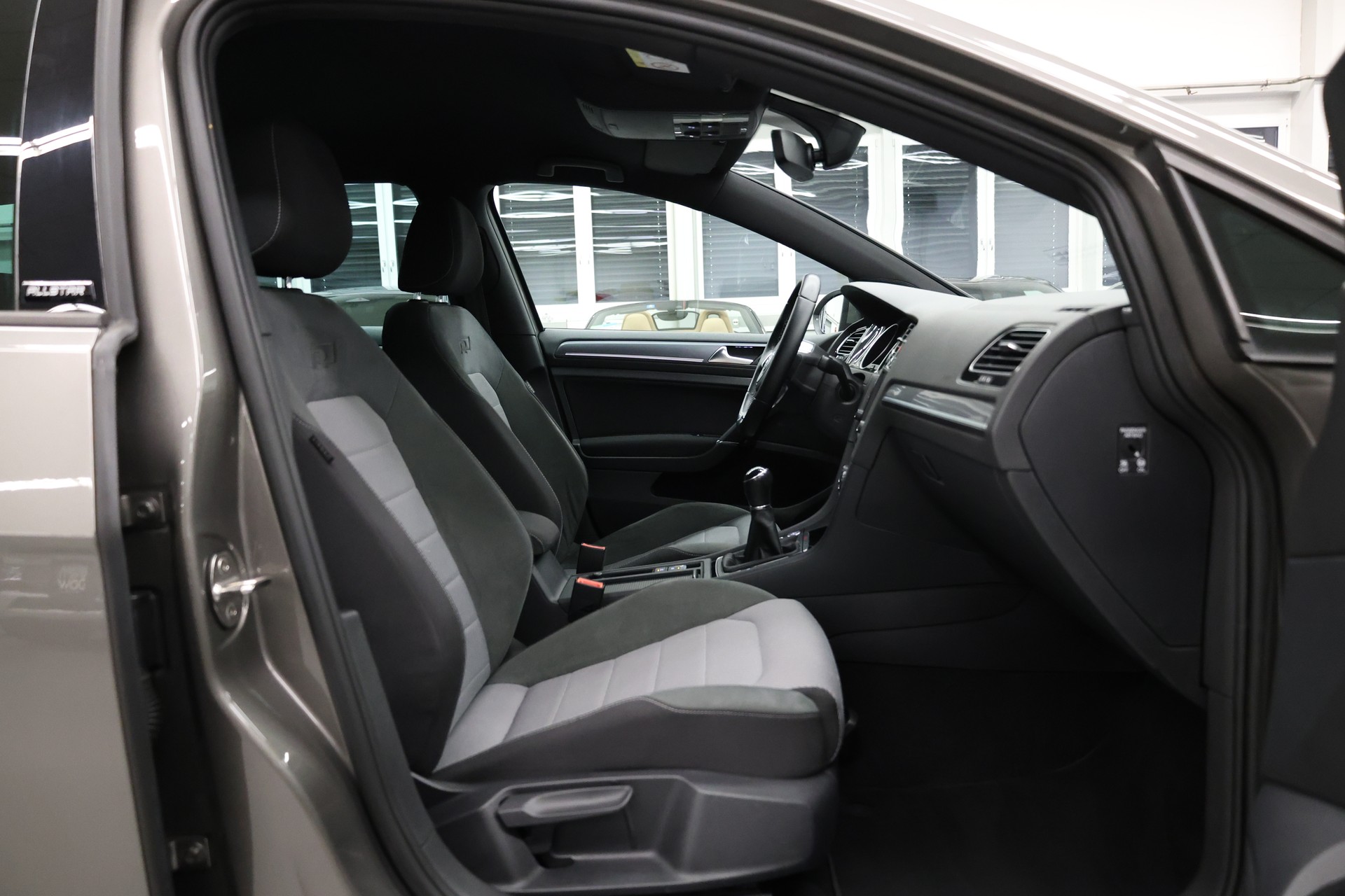 VW Golf VII Variant 1.6 TDI R-Line Allstar Comfortline 4m-image-11