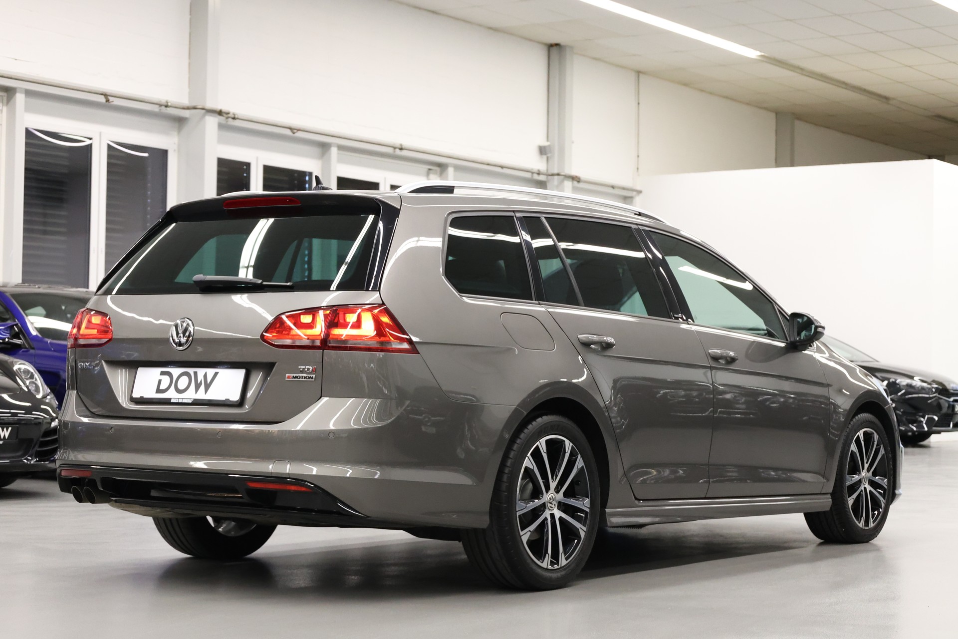 VW Golf VII Variant 1.6 TDI R-Line Allstar Comfortline 4m-image-5