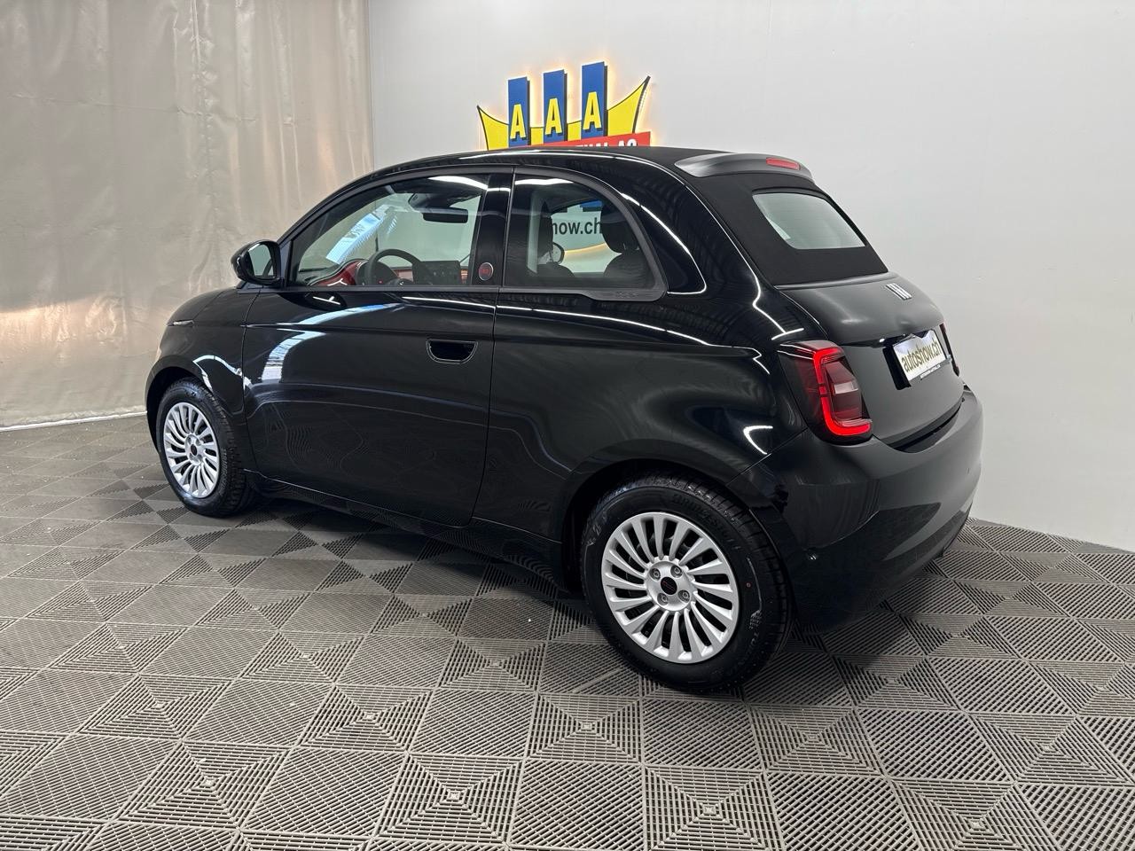 FIAT 500 C electric 87 kW Red-showroom-element-1