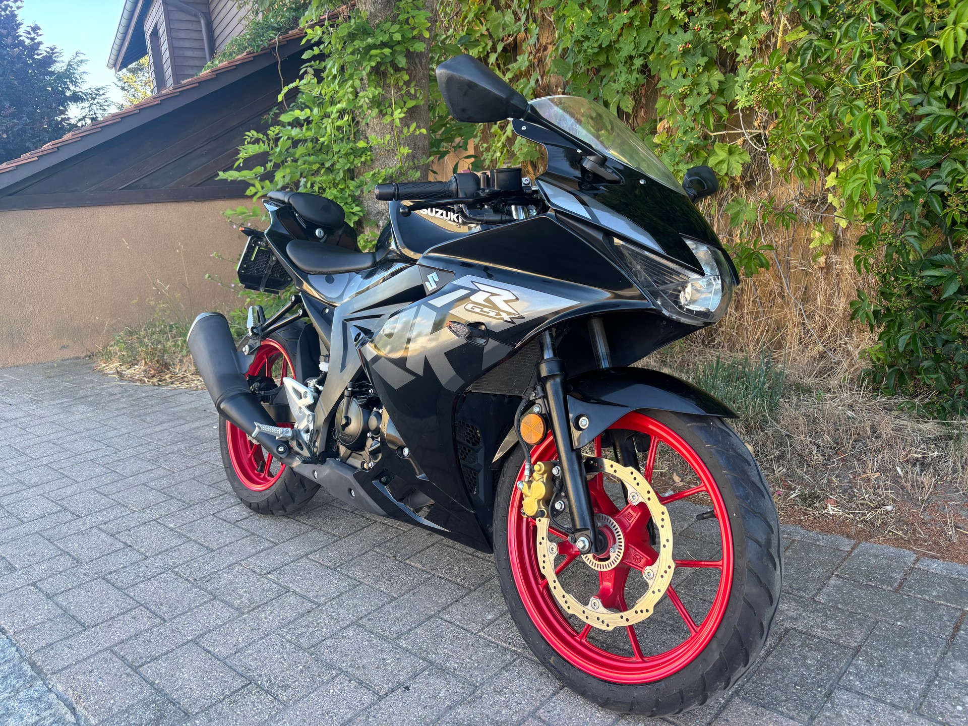 SUZUKI GSX-R 125-image-1