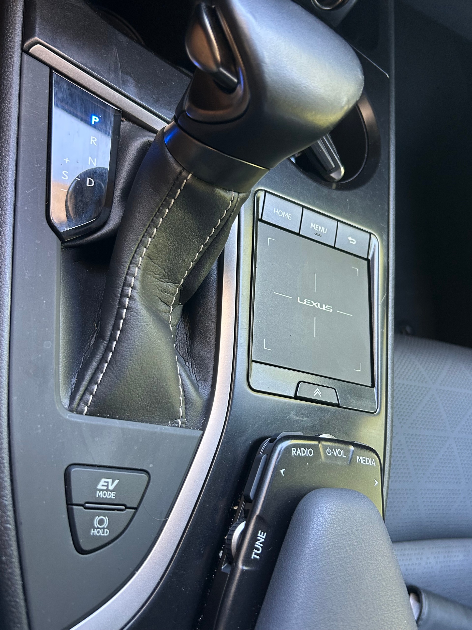 LEXUS UX 250h Excellence AWD Automatic-image-8