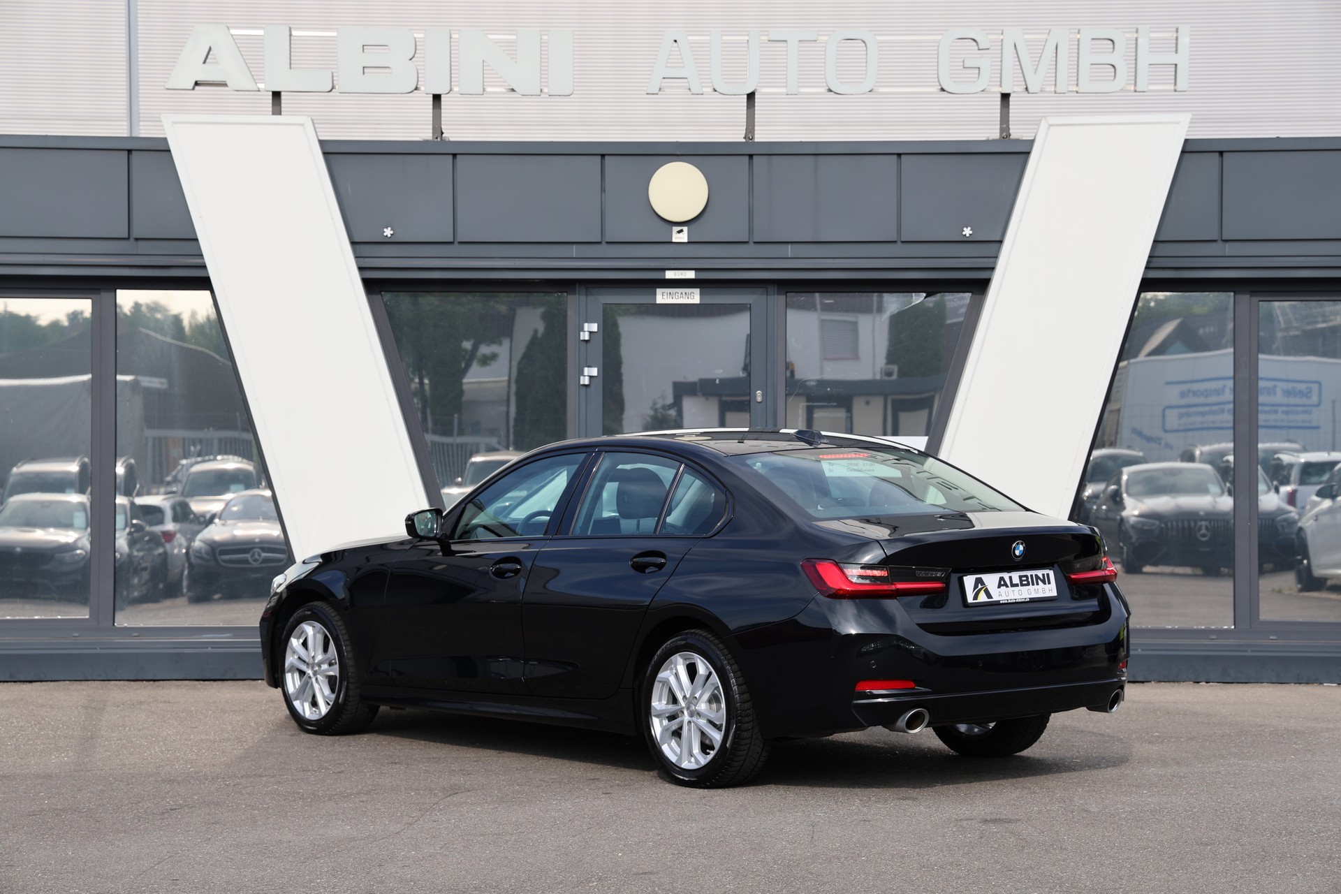 BMW 320i xDrive Steptronic-showroom-element-2