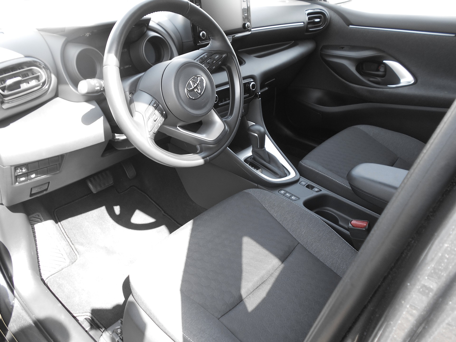TOYOTA YARIS 1,5 VVT-i HSD Trend*ALUWINTERRAD-image-4