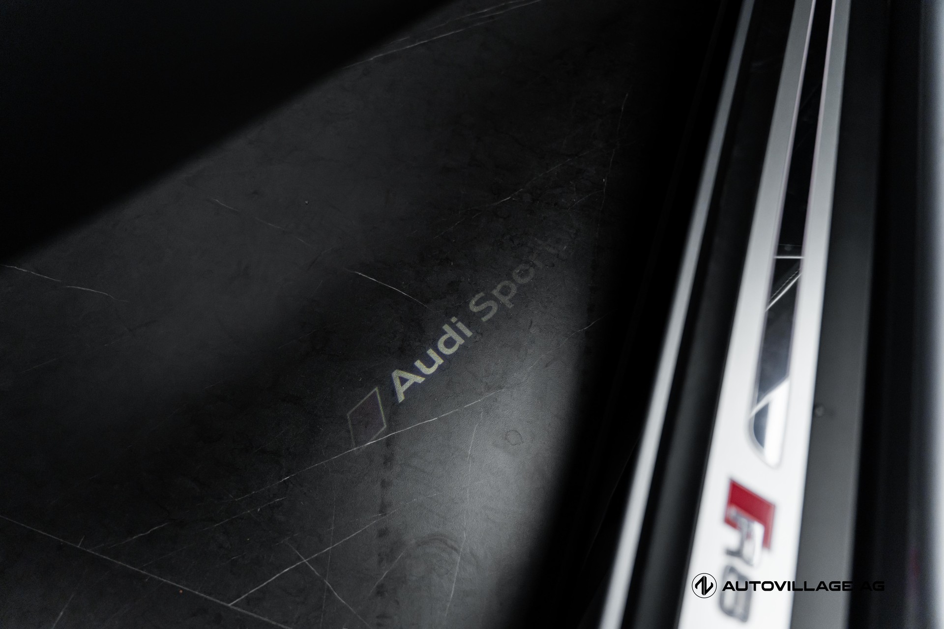 AUDI R8 Coupé RWD S-Tronic-image-22