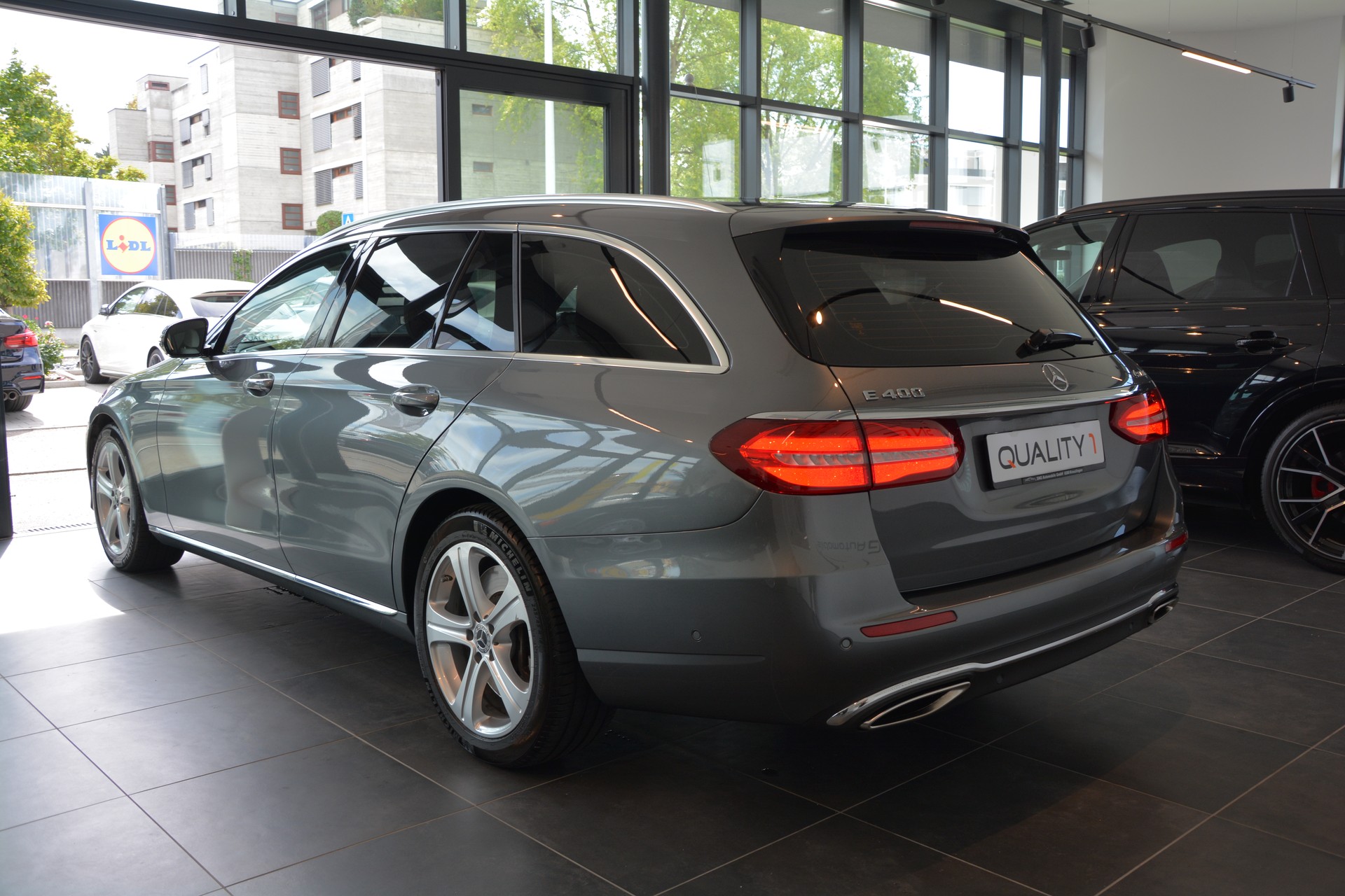MERCEDES-BENZ E 400 Avantgarde 4 Matic 9G-Tronic-showroom-element-3
