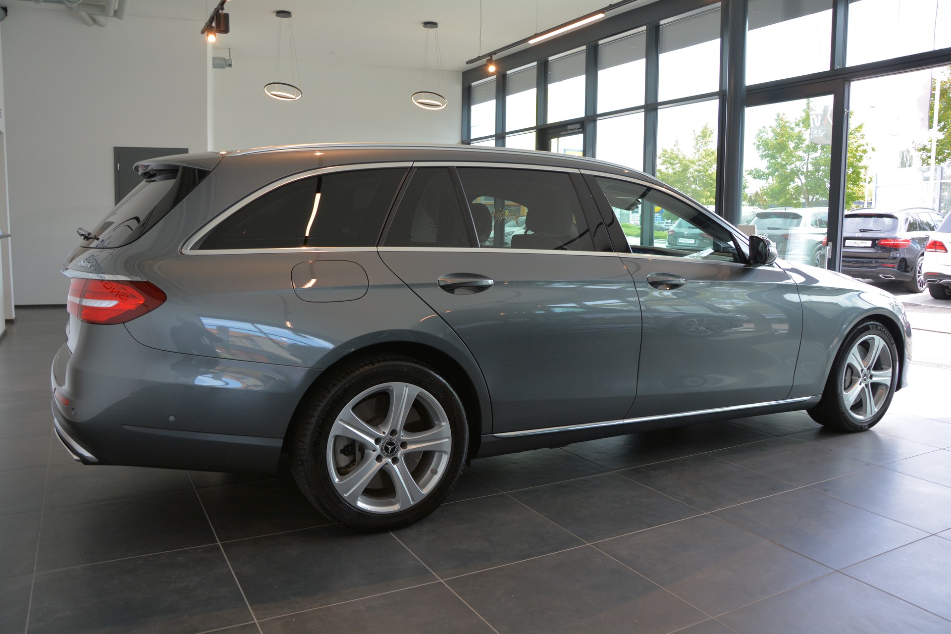MERCEDES-BENZ E 400 Avantgarde 4 Matic 9G-Tronic-image-6