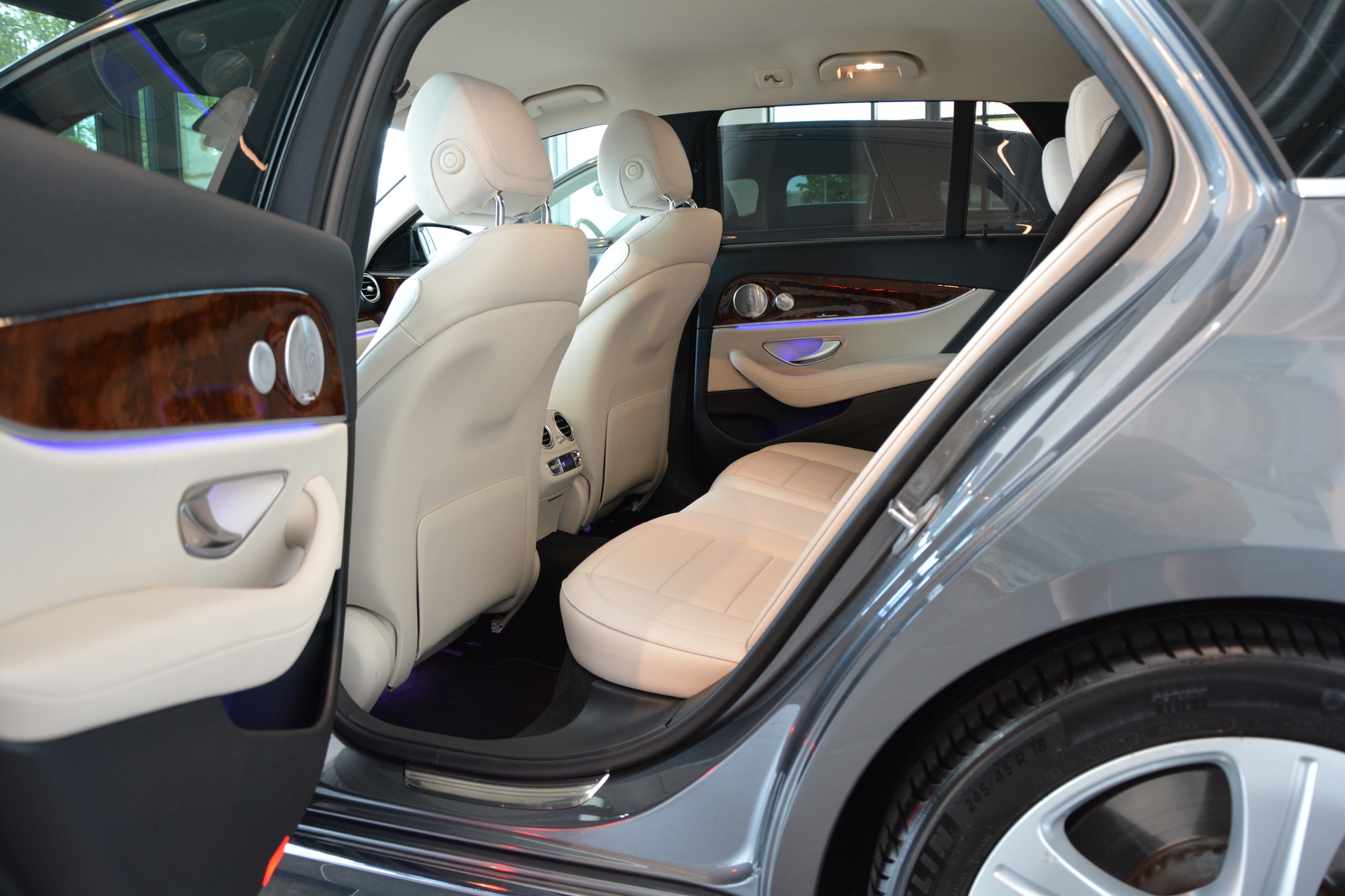 MERCEDES-BENZ E 400 Avantgarde 4 Matic 9G-Tronic-image-10