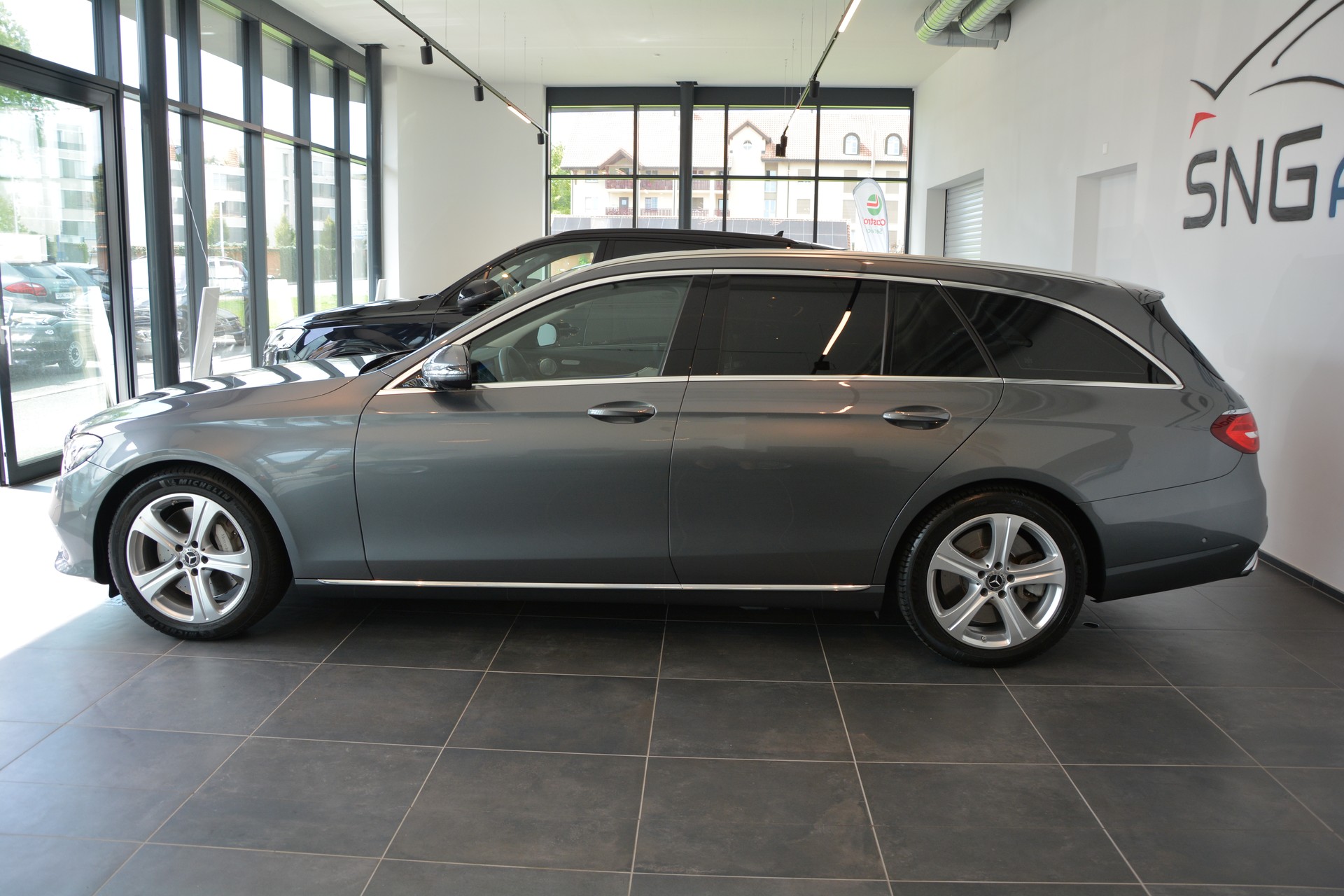 MERCEDES-BENZ E 400 Avantgarde 4 Matic 9G-Tronic-showroom-element-2
