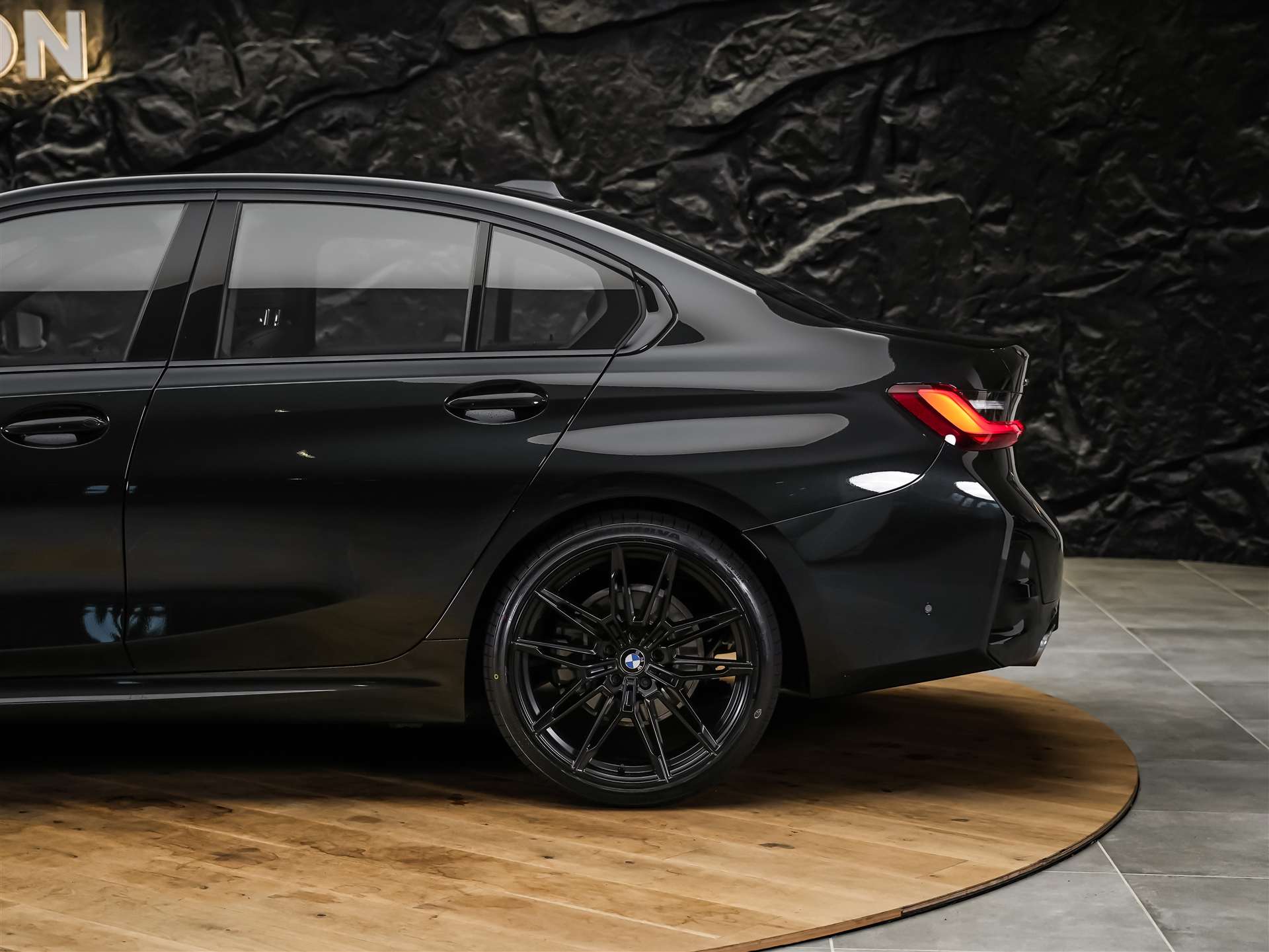BMW 320i xDrive Steptronic M Sport Pro *ALL BLACK*Facelift*Werksgarantie*20" Felgen*Harman/Kardon*-image-17