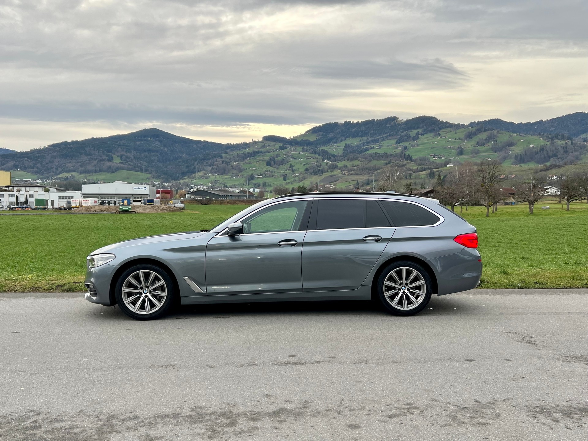 BMW 530d xDrive Touring Sport Line Steptronic-showroom-element-1
