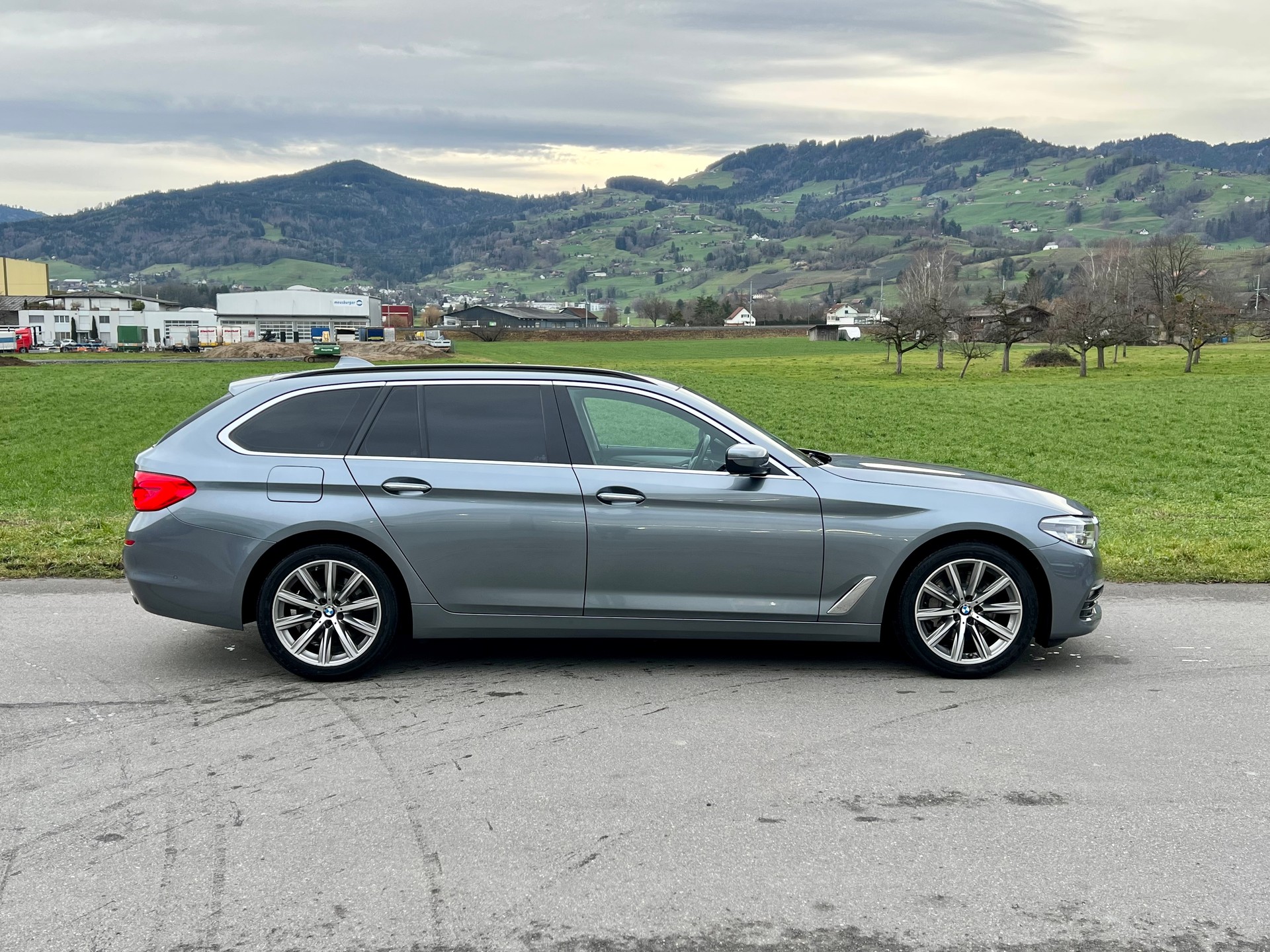 BMW 530d xDrive Touring Sport Line Steptronic-showroom-element-3