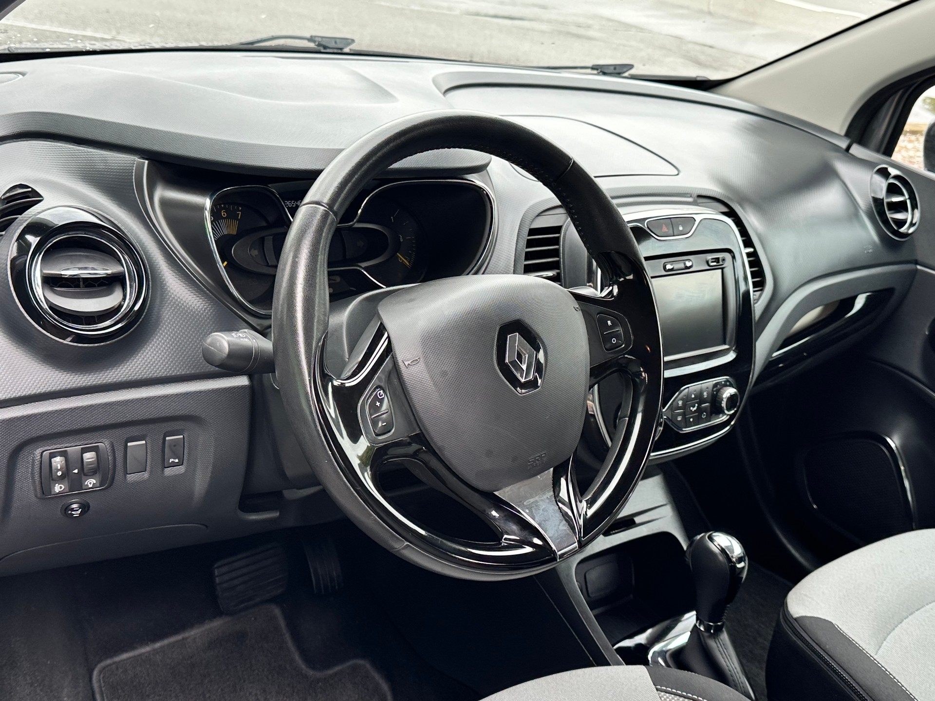 RENAULT Captur 1.2 T 16V Privilège EDC-image-13