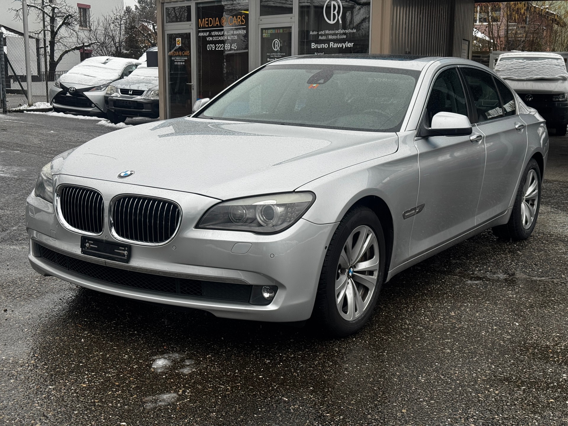 BMW 750i xDrive-image-1