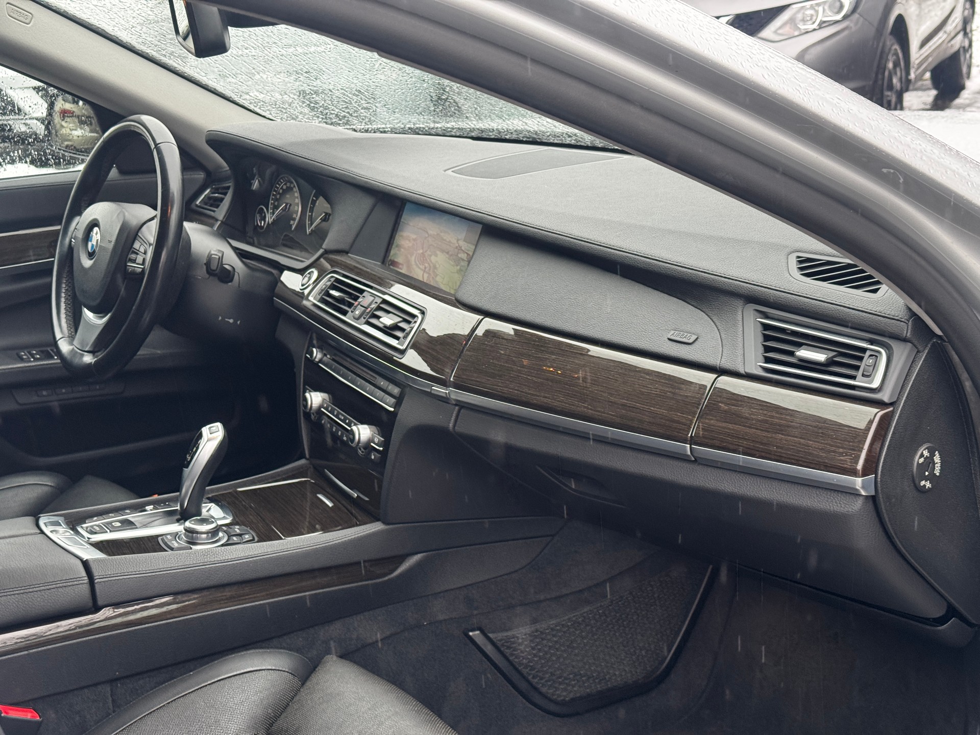 BMW 750i xDrive-image-8