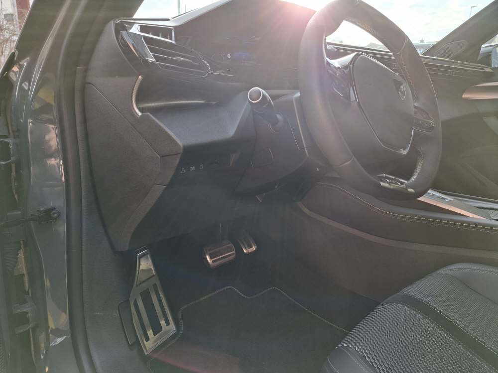 PEUGEOT 308 SW 1.6 PHEV 180 GT-image-11