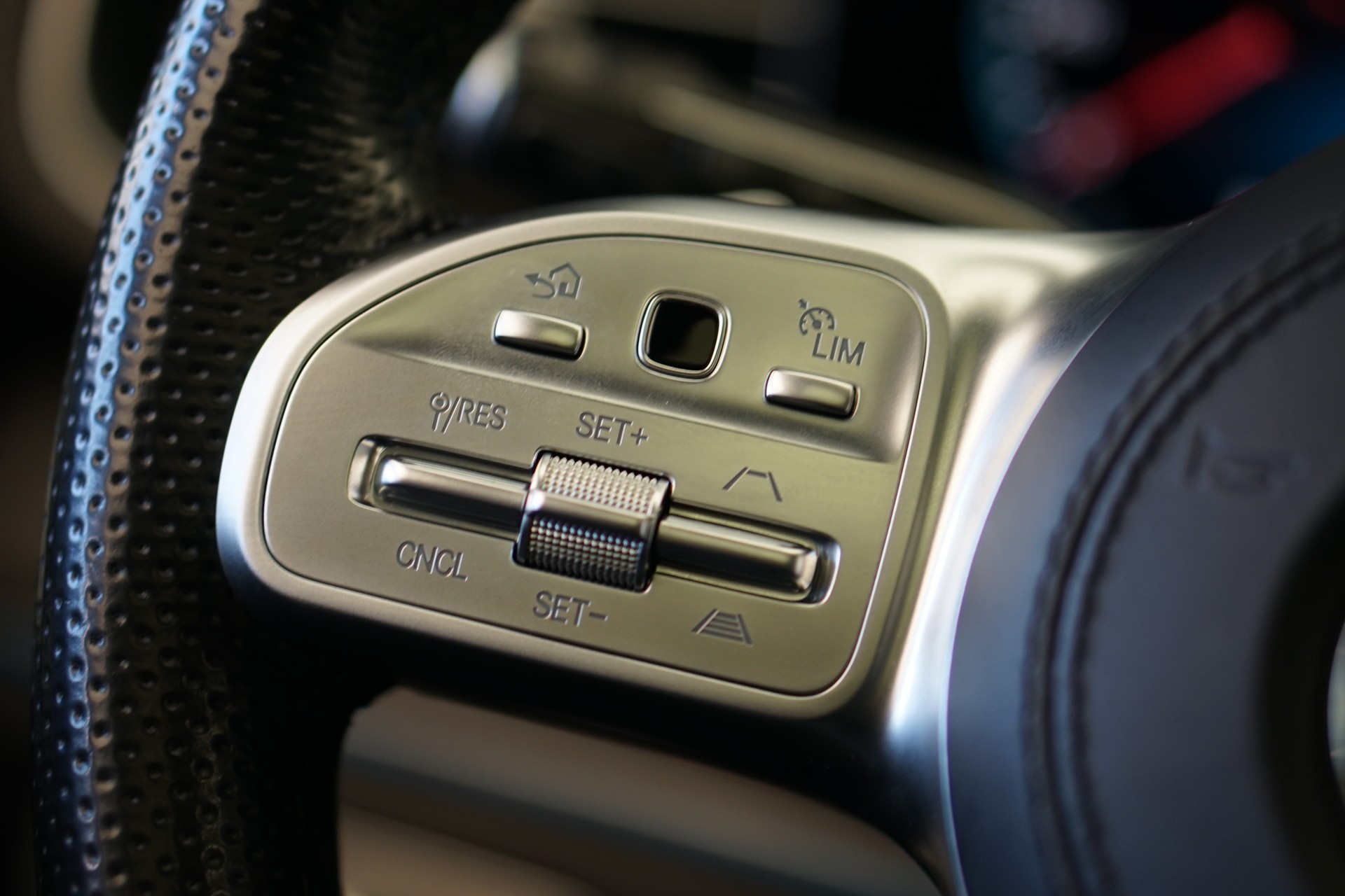 MERCEDES-BENZ GLS 400 d 4Matic AMG Line 9G-Tronic-image-29