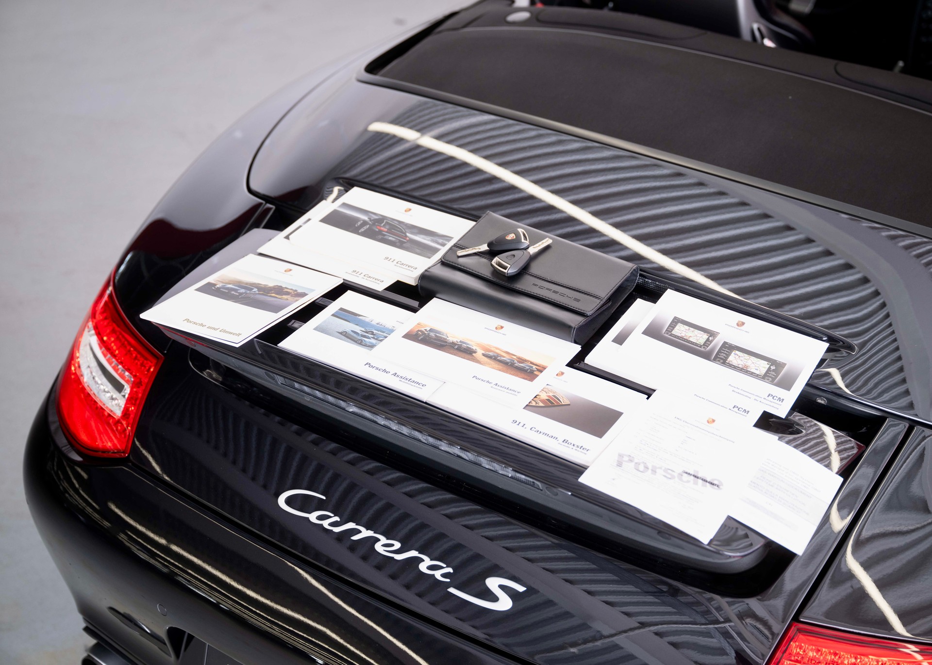 PORSCHE 911 Cabrio Carrera S (2nd hand, manual transmission, fantastic condition, low mileage, Porsche Exclusive options)-image-31