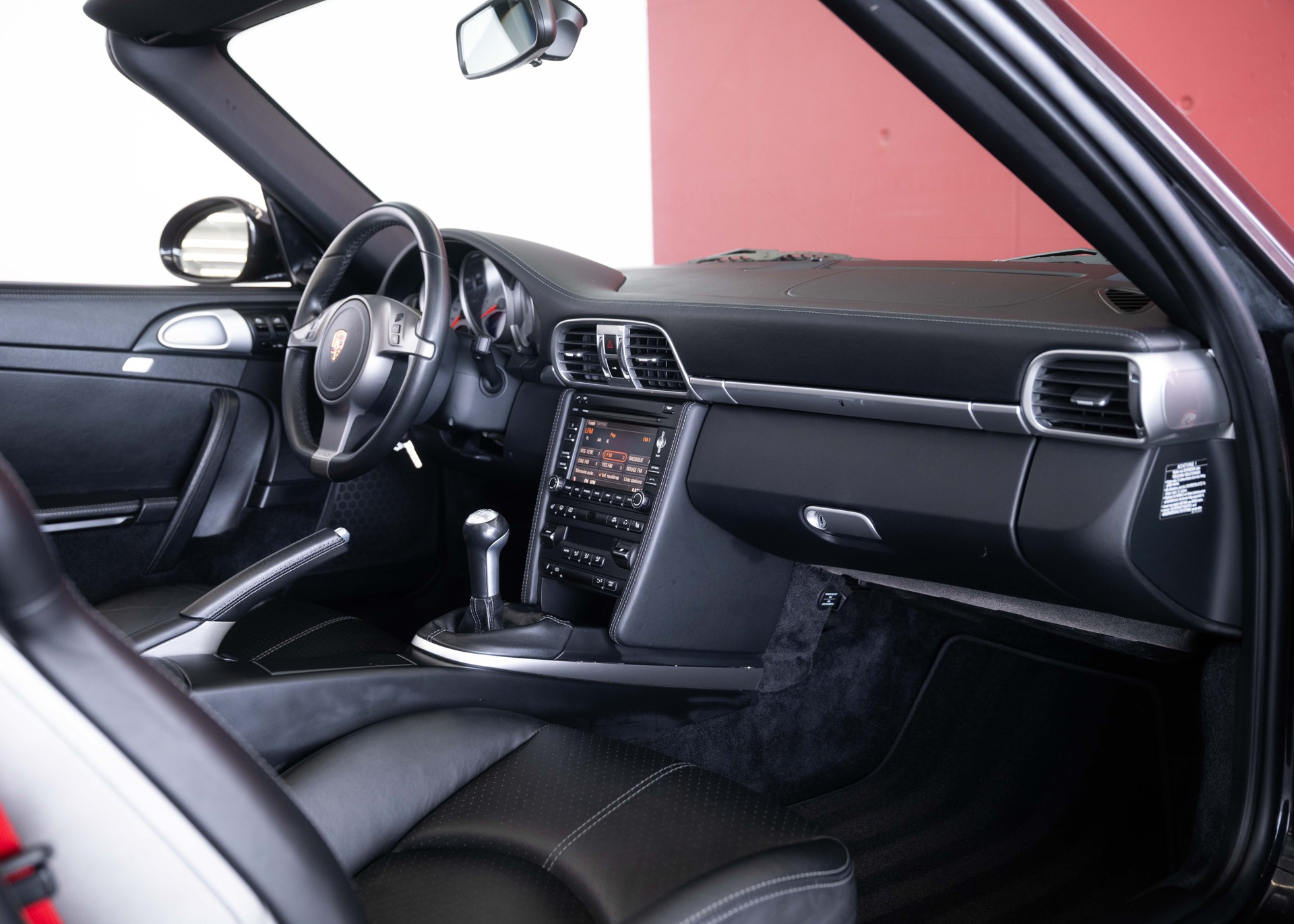 PORSCHE 911 Cabrio Carrera S (2nd hand, manual transmission, fantastic condition, low mileage, Porsche Exclusive options)-image-19