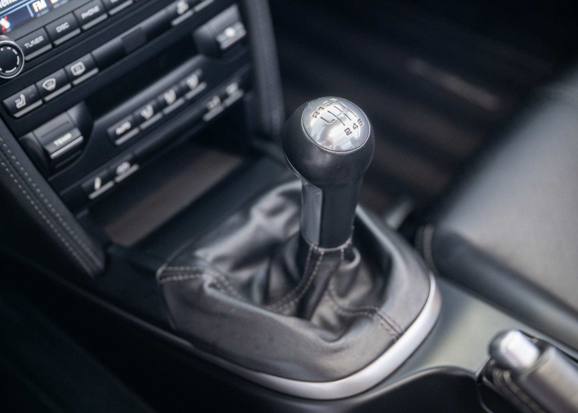 PORSCHE 911 Cabrio Carrera S (2nd hand, manual transmission, fantastic condition, low mileage, Porsche Exclusive options)-image-29