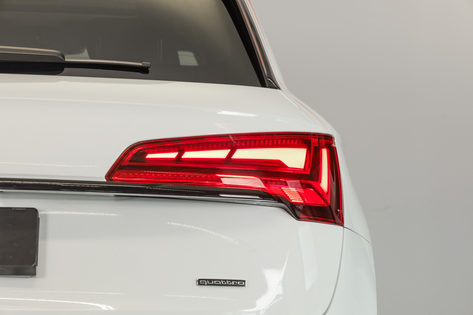 AUDI Q5 40 TDI Black Edition quattro S-tronic-image-7