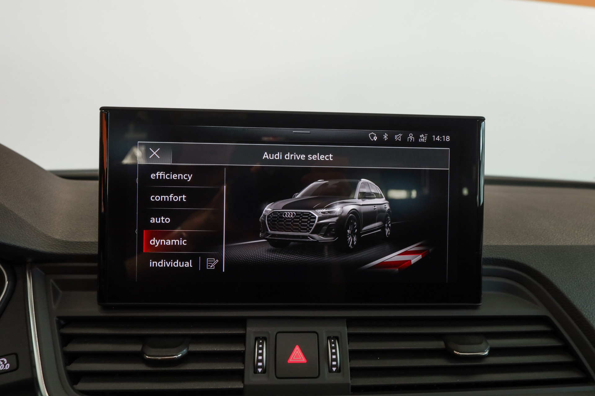 AUDI Q5 40 TDI Black Edition quattro S-tronic-image-11