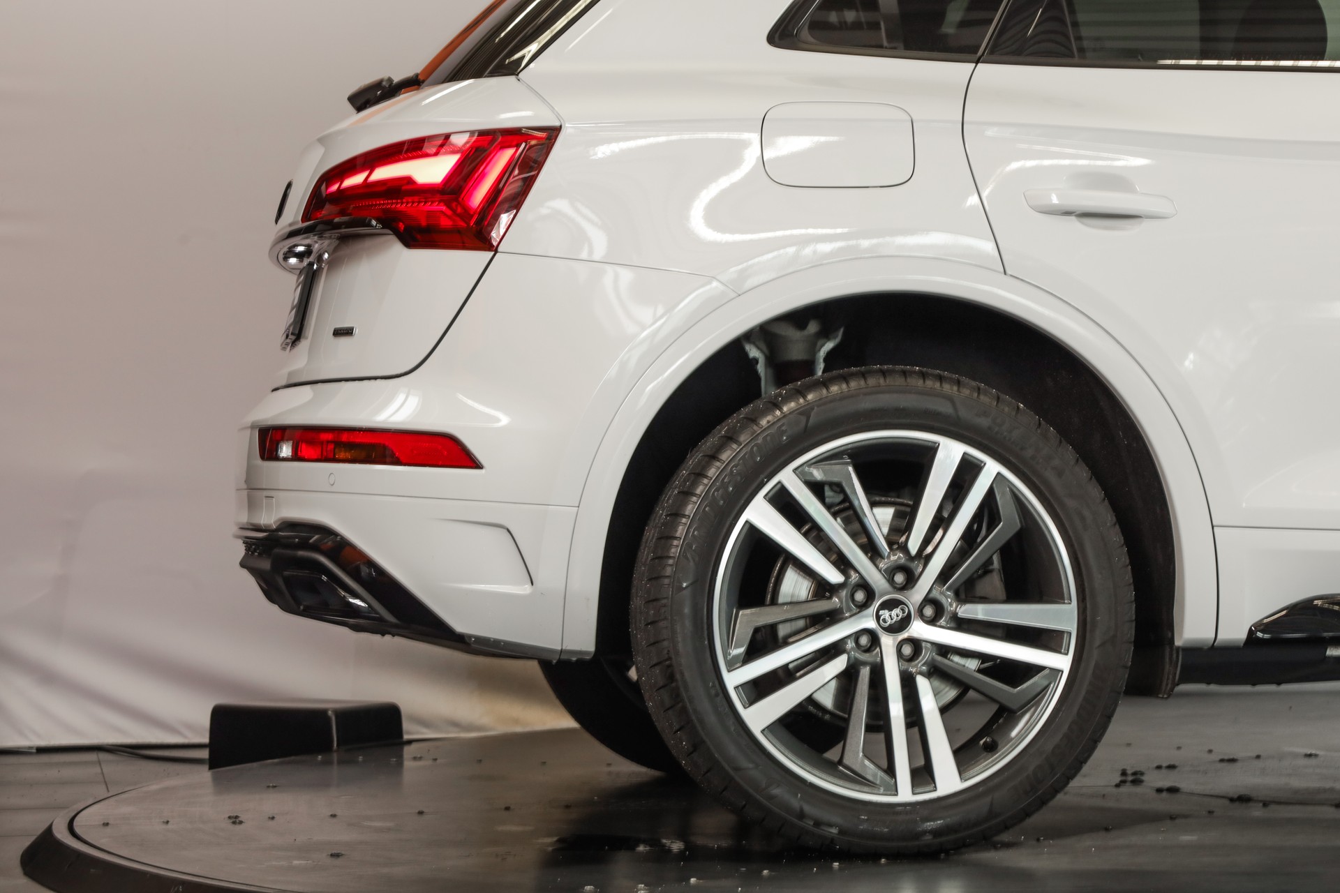 AUDI Q5 40 TDI Black Edition quattro S-tronic-image-6