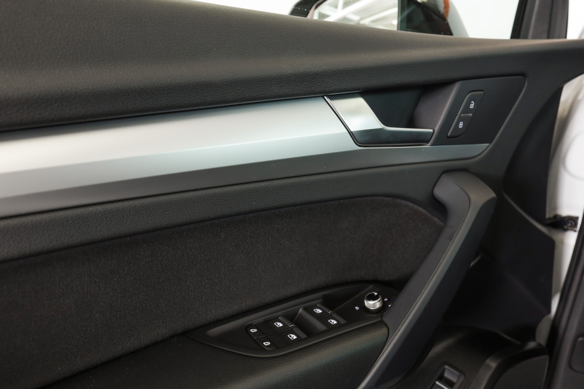 AUDI Q5 40 TDI Black Edition quattro S-tronic-image-18