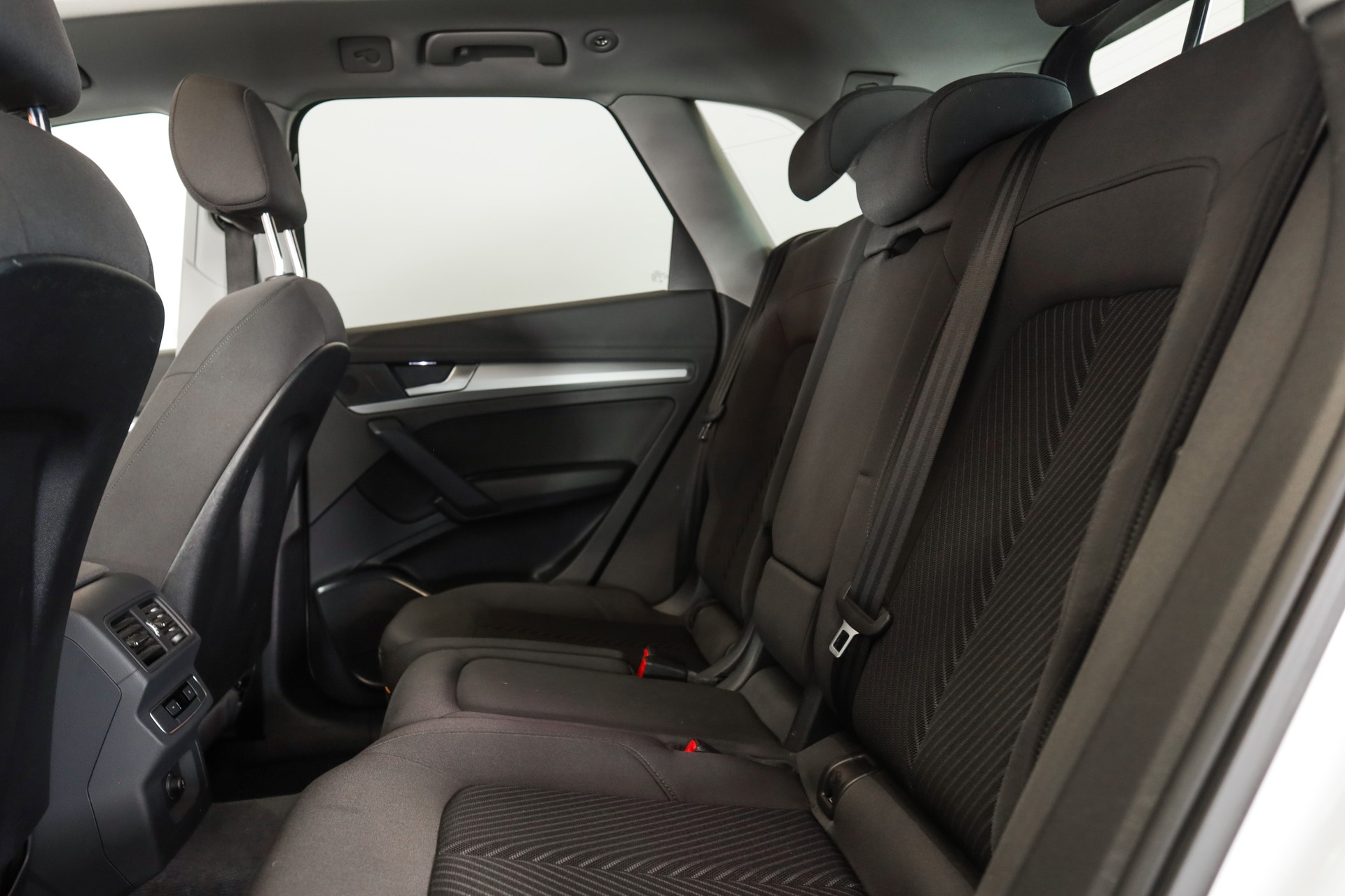 AUDI Q5 40 TDI Black Edition quattro S-tronic-image-23