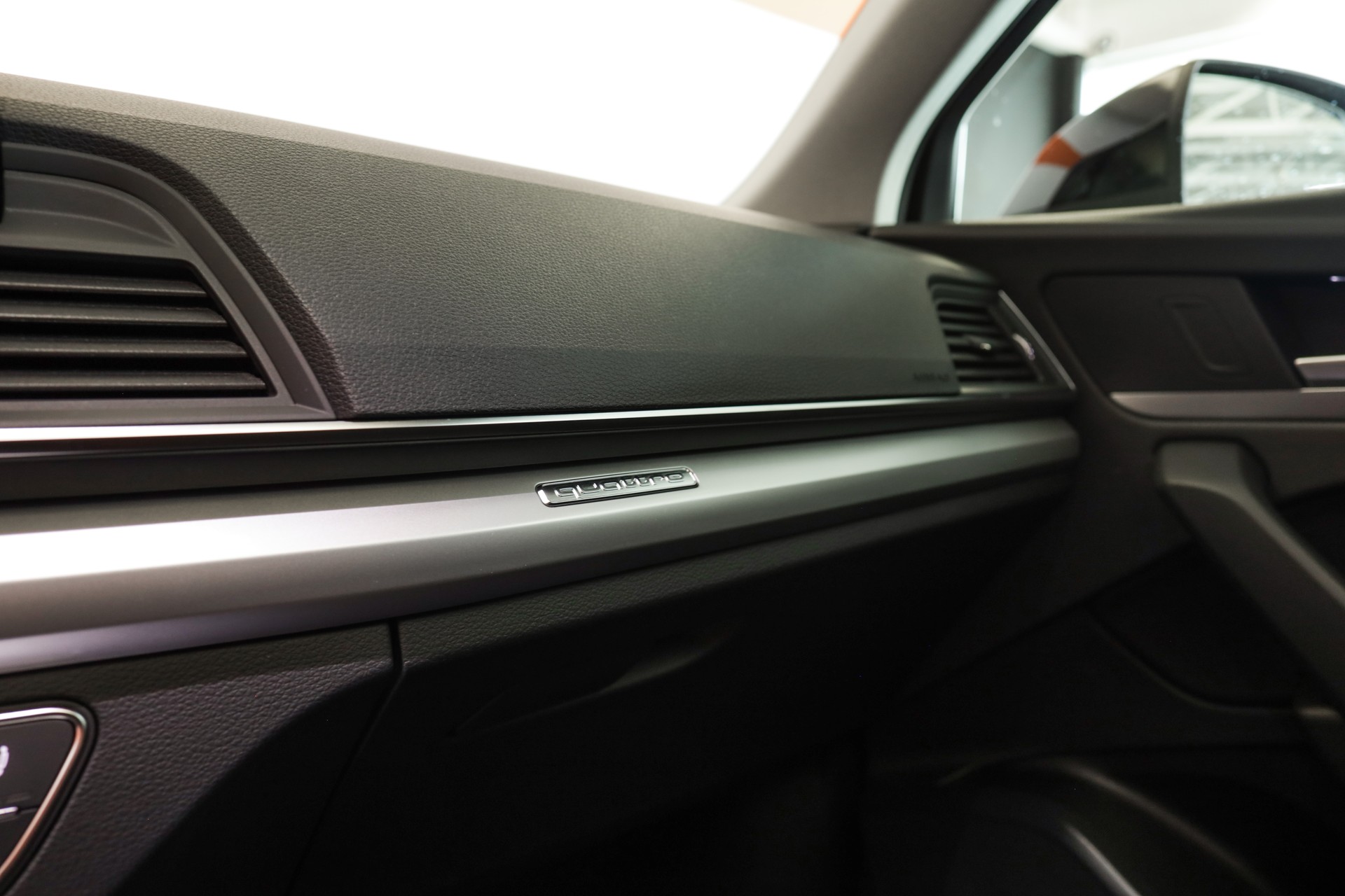 AUDI Q5 40 TDI Black Edition quattro S-tronic-image-19
