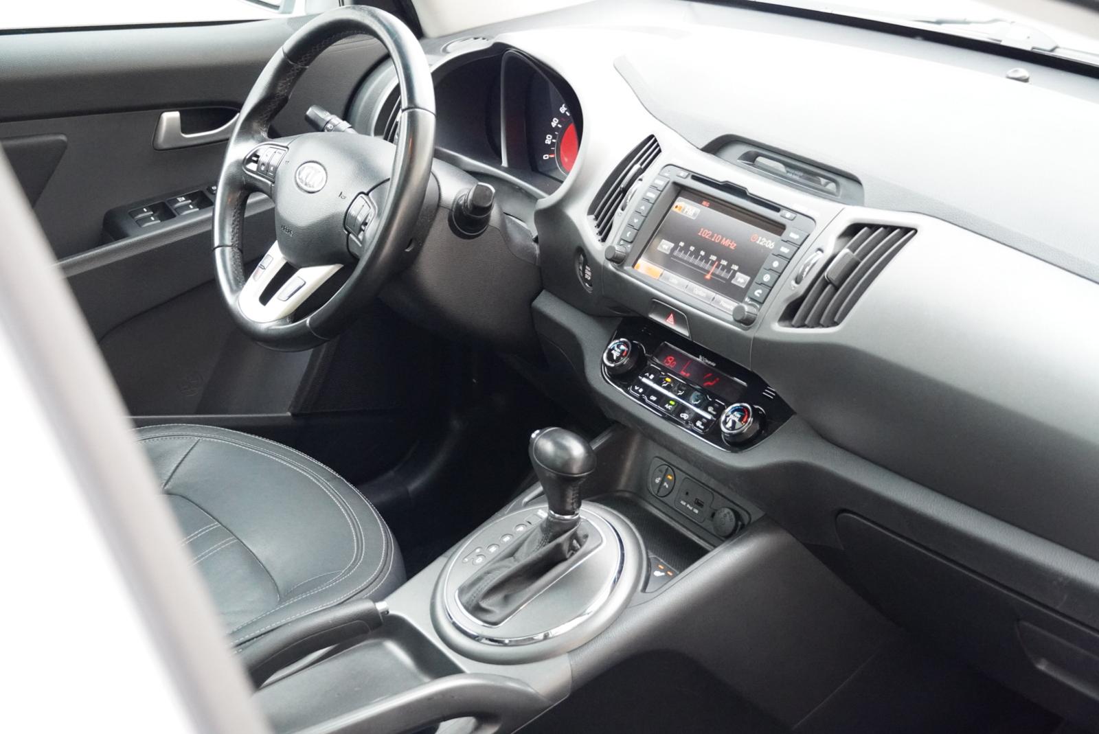 KIA Sportage 2.0 Style 4WD Automatic-image-21