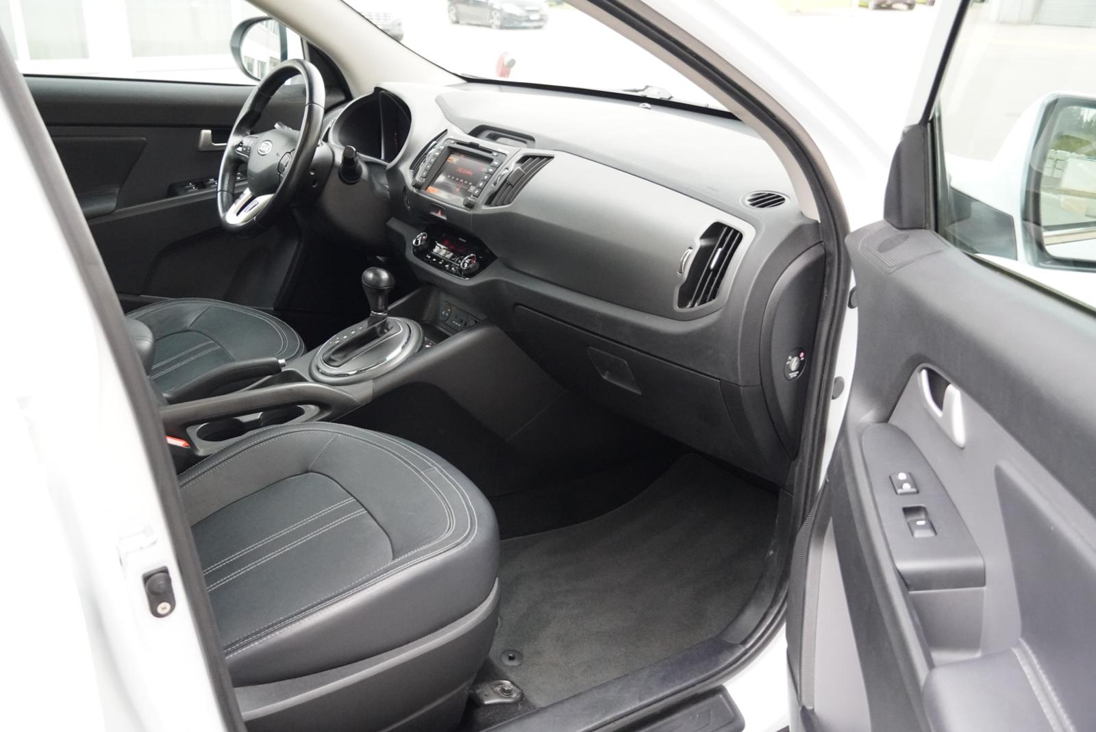 KIA Sportage 2.0 Style 4WD Automatic-image-18