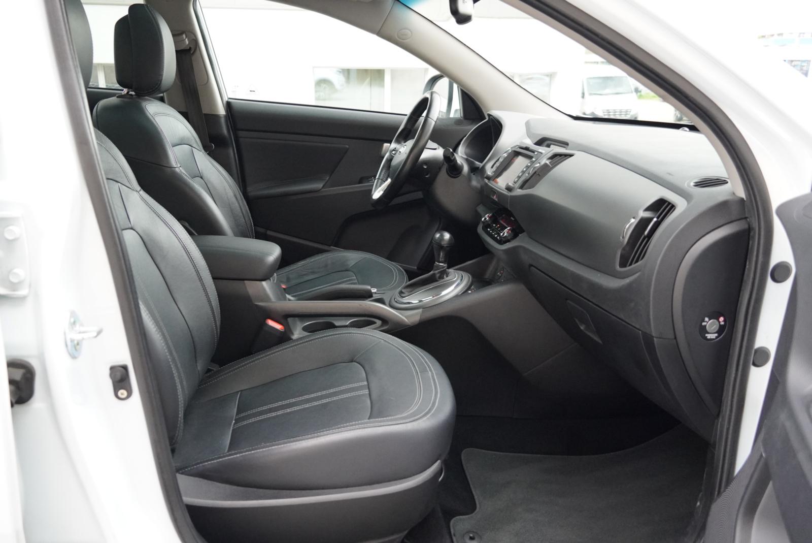 KIA Sportage 2.0 Style 4WD Automatic-image-19