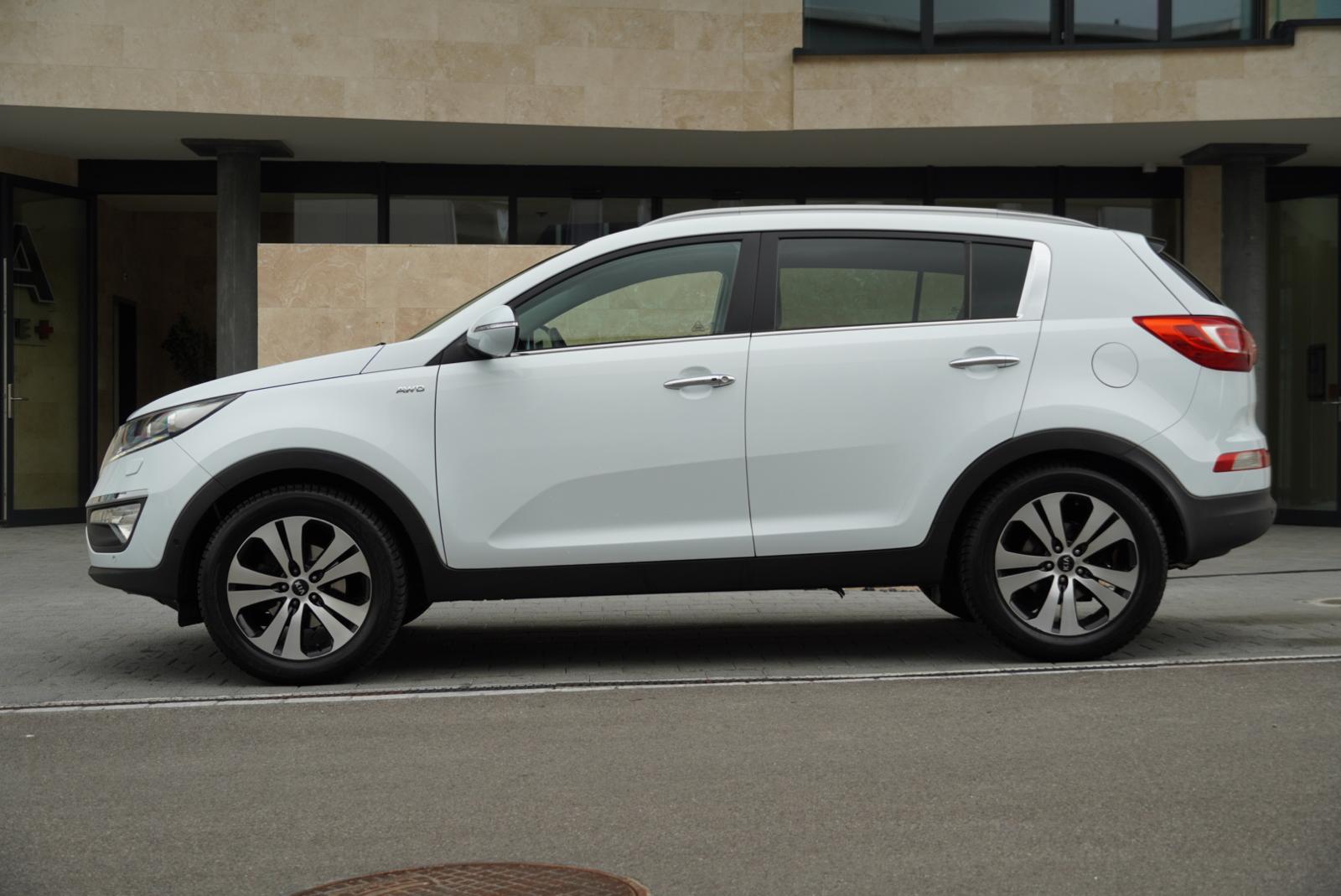 KIA Sportage 2.0 Style 4WD Automatic-image-8