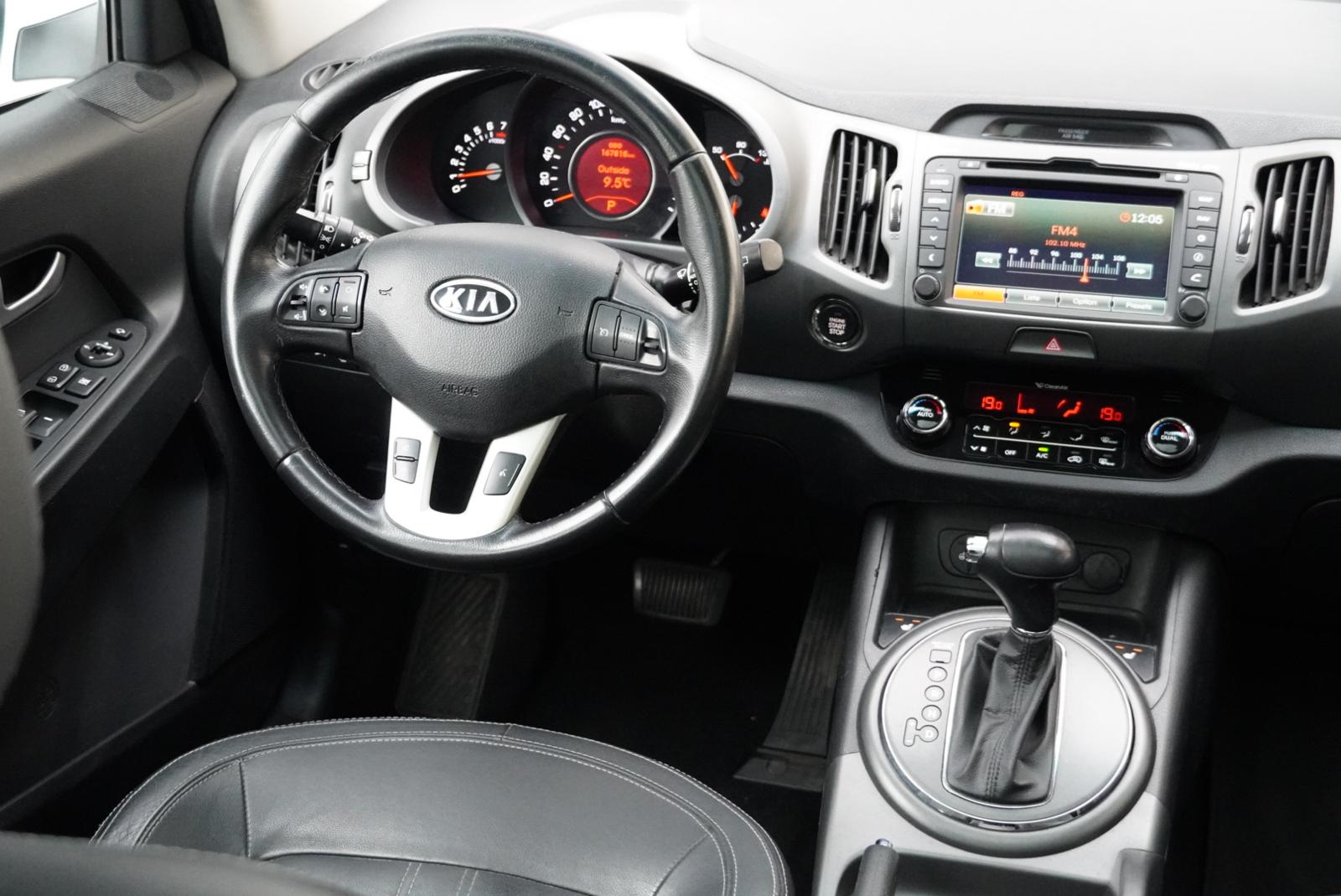 KIA Sportage 2.0 Style 4WD Automatic-image-12