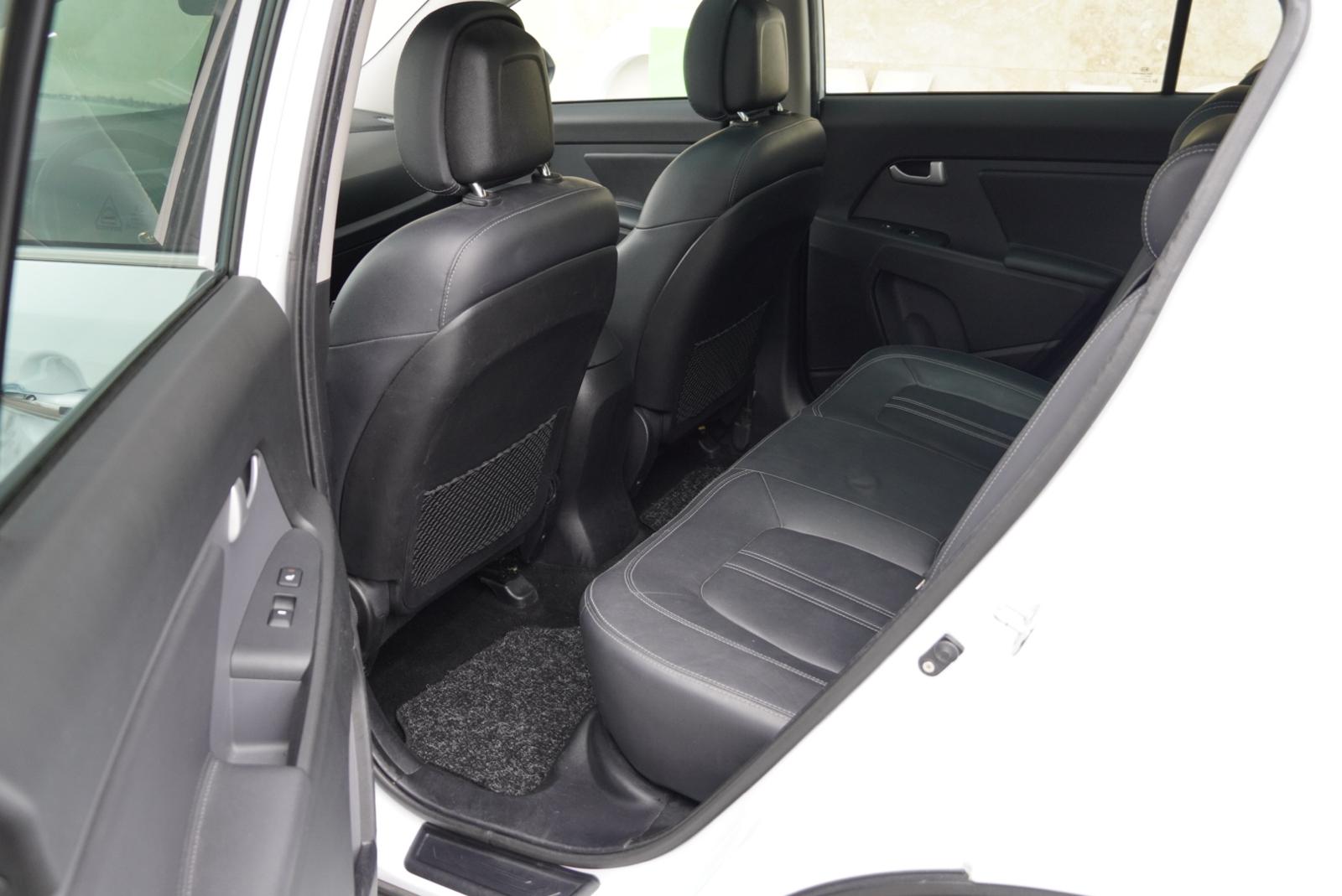 KIA Sportage 2.0 Style 4WD Automatic-image-23