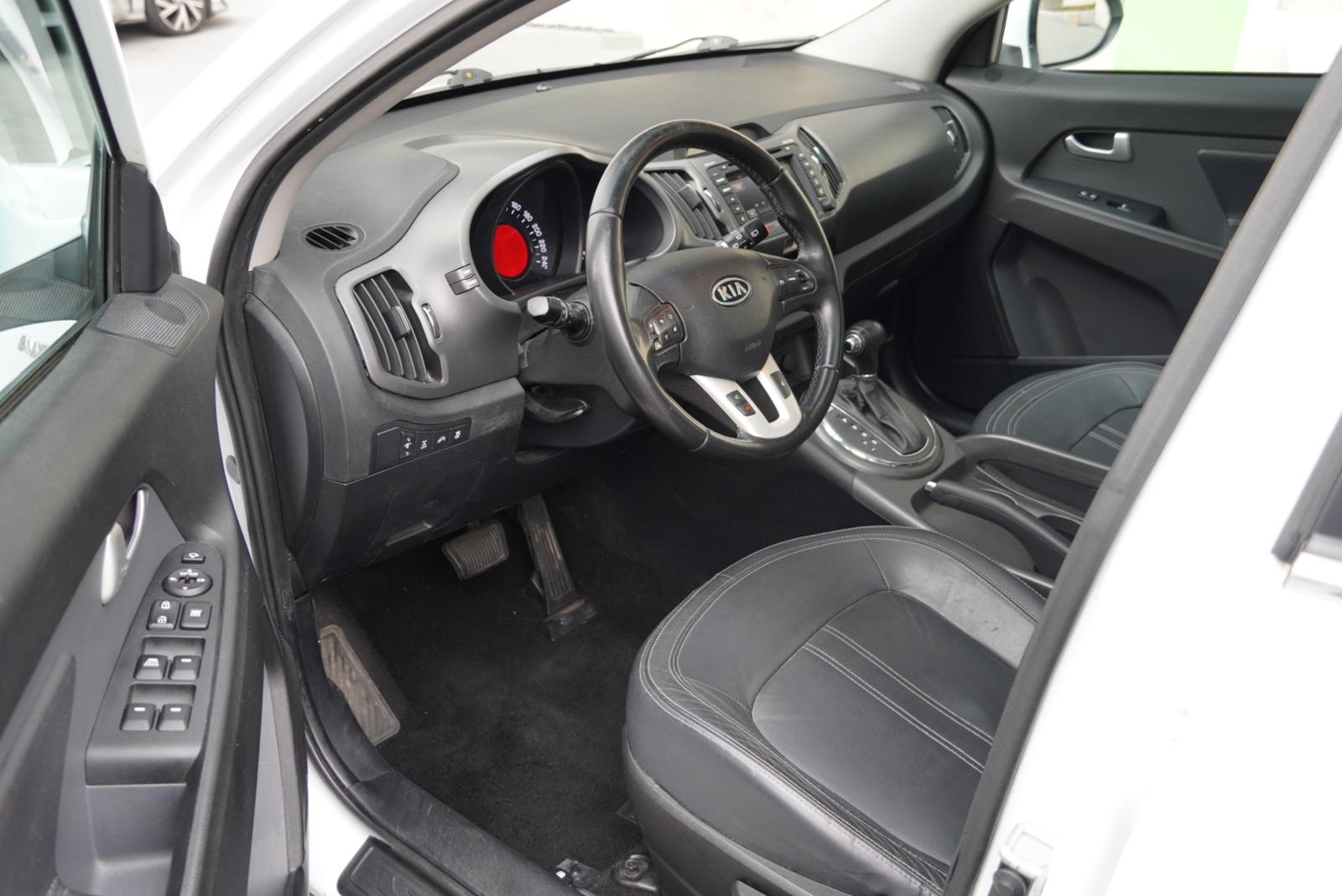 KIA Sportage 2.0 Style 4WD Automatic-image-14