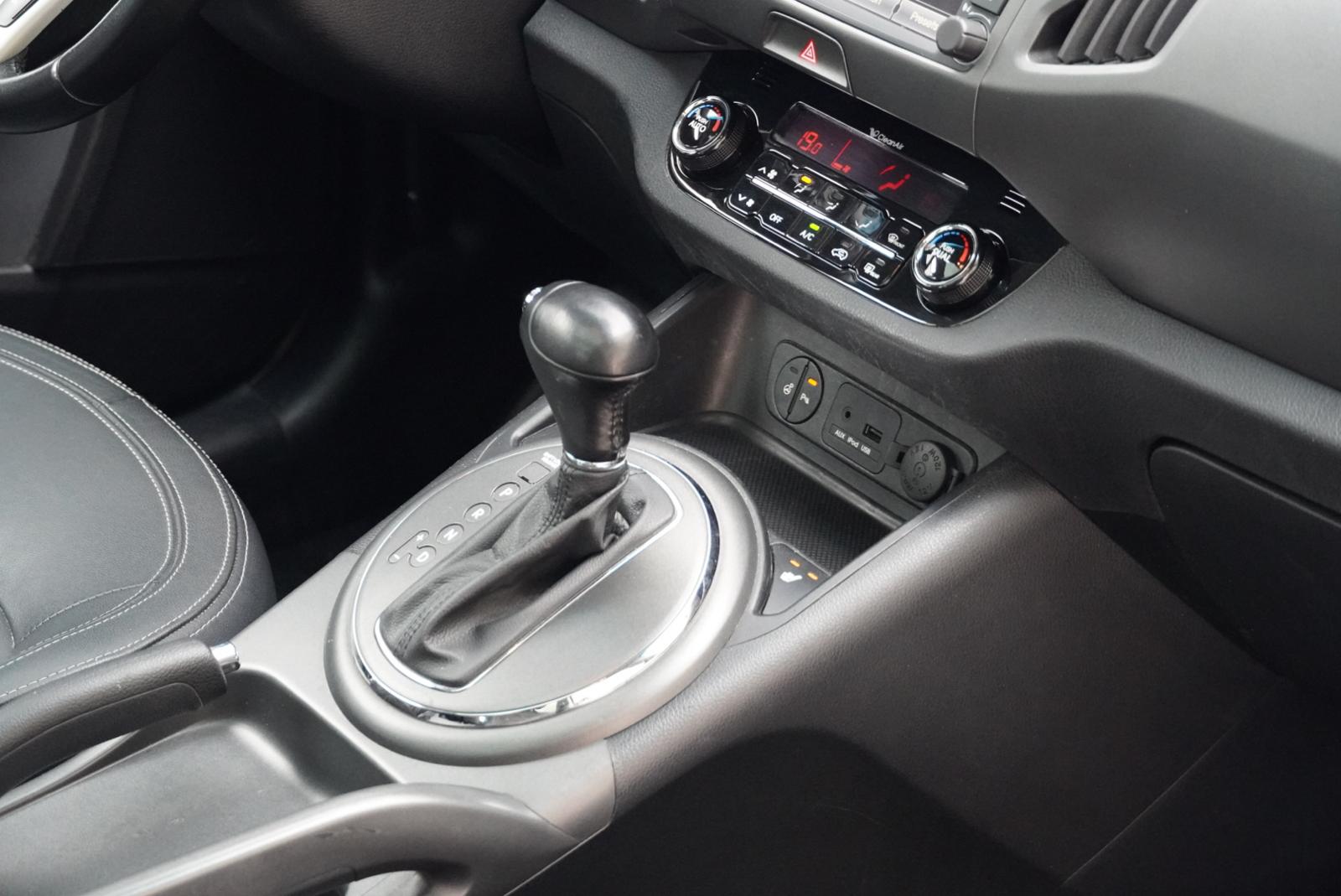 KIA Sportage 2.0 Style 4WD Automatic-image-22