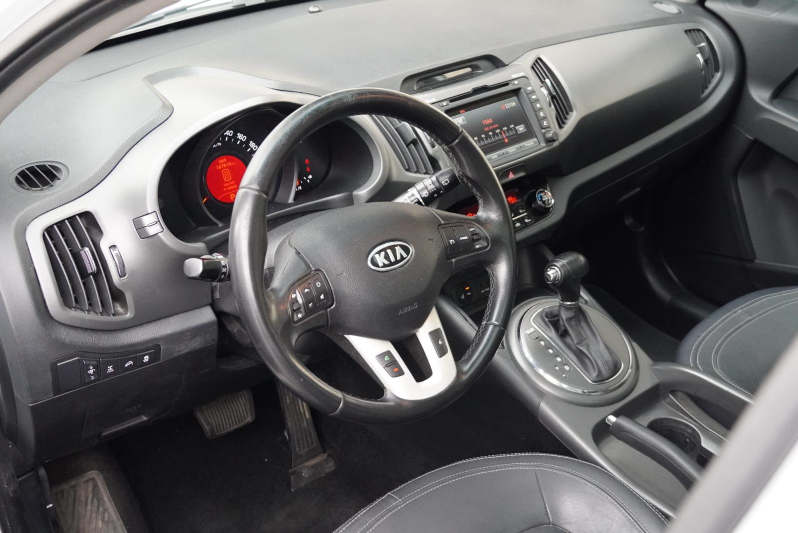 KIA Sportage 2.0 Style 4WD Automatic-image-13