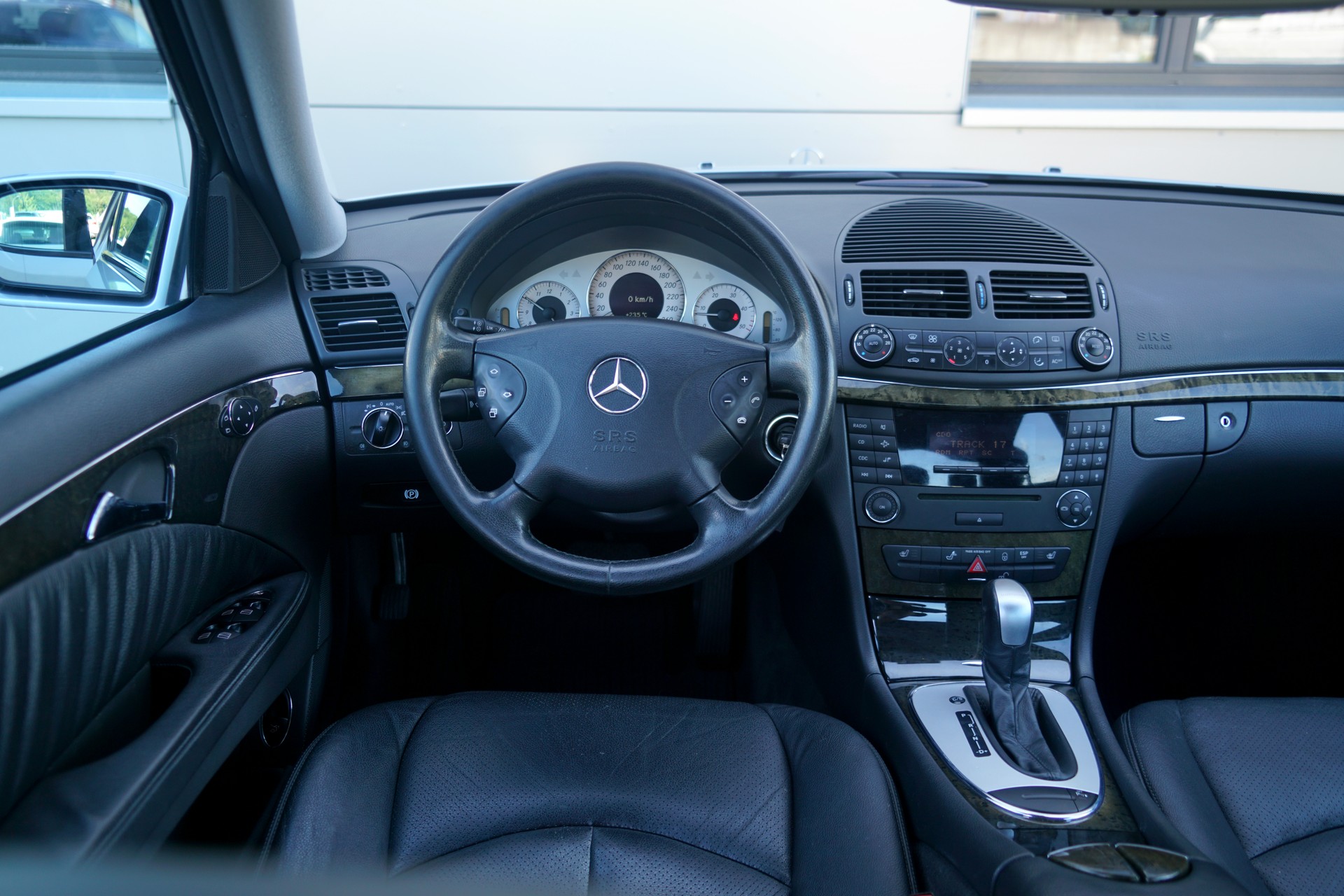 MERCEDES-BENZ E 320 CDI Avantgarde Automatic-image-13