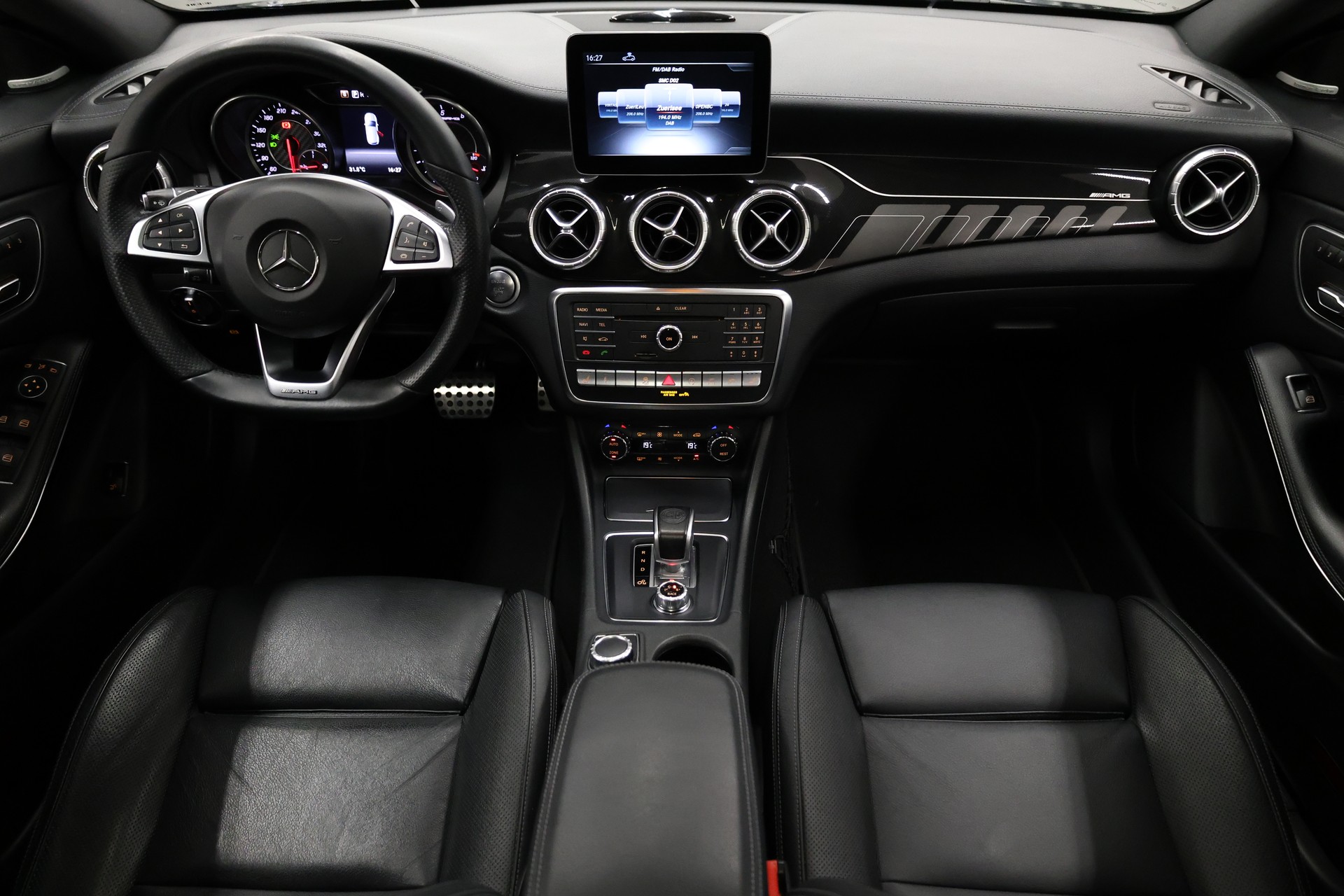 MERCEDES-BENZ CLA 45 AMG 4m Shooting Brake-image-17