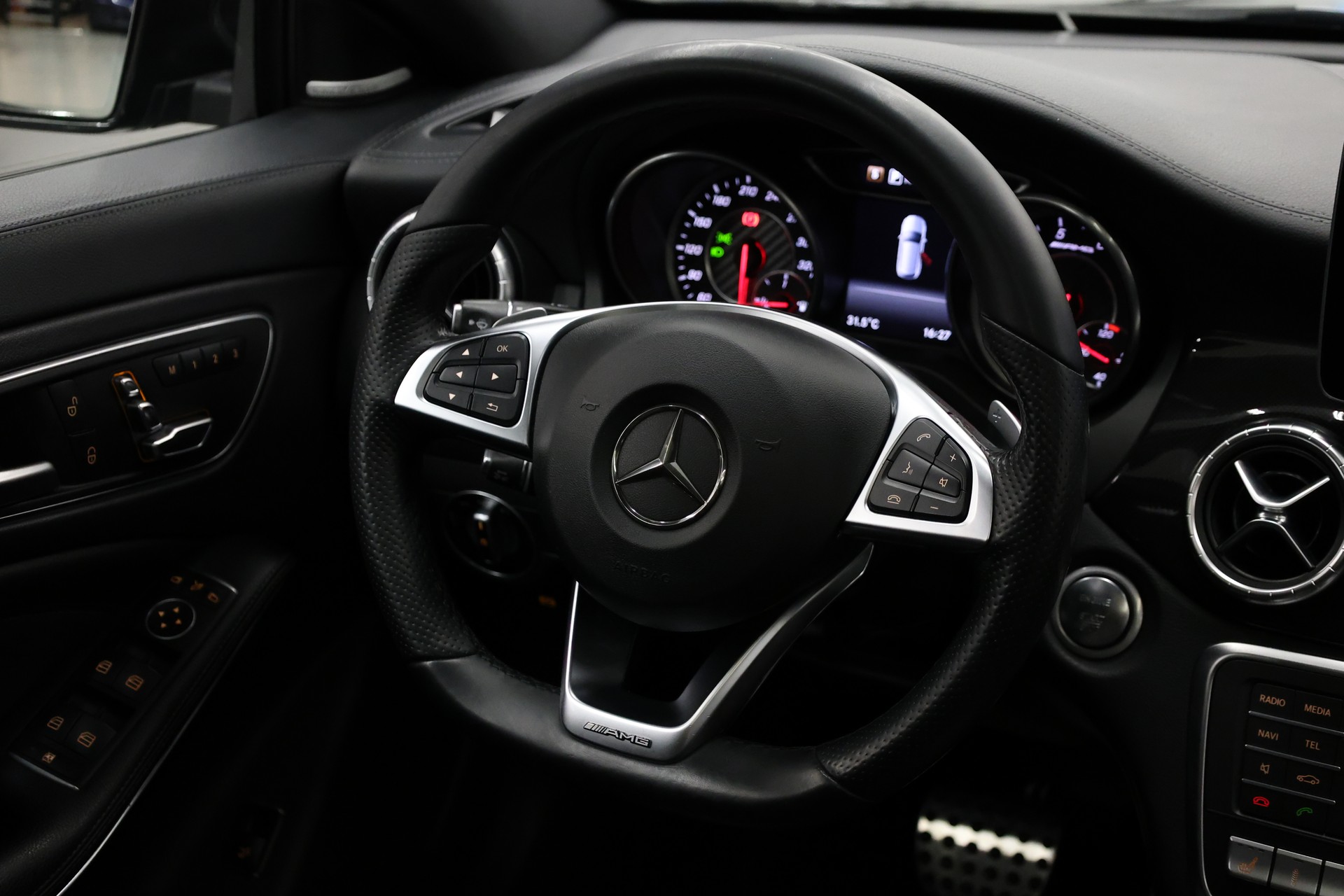 MERCEDES-BENZ CLA 45 AMG 4m Shooting Brake-image-20
