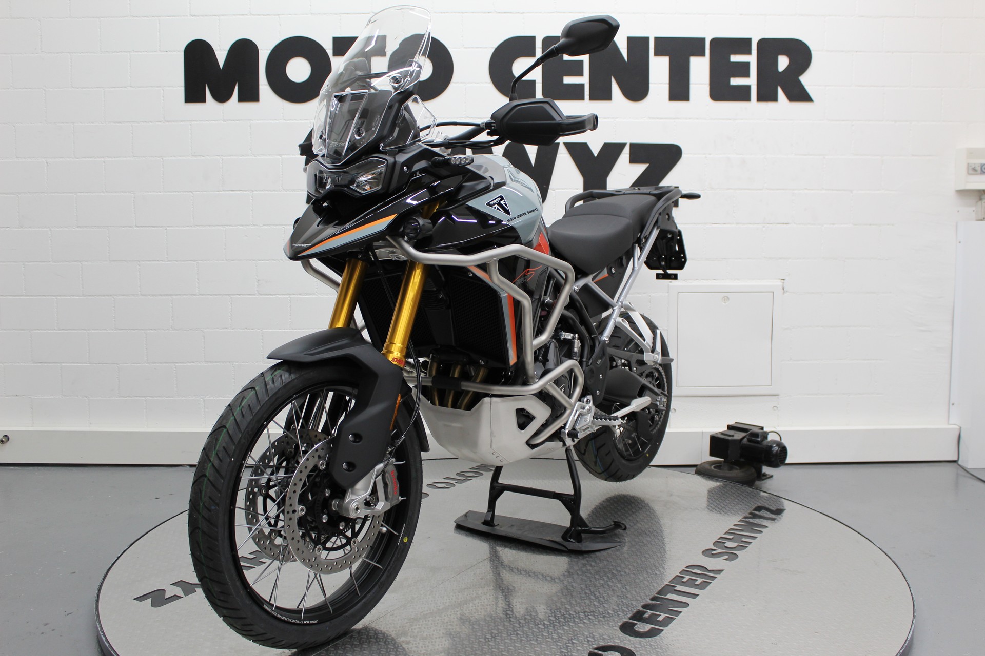 TRIUMPH Tiger 900 Desert Edition-showroom-element-3