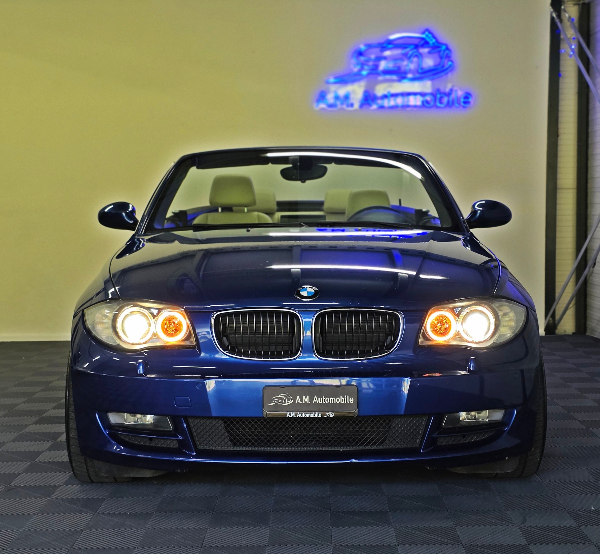 BMW 120i Cabrio-showroom-element-1