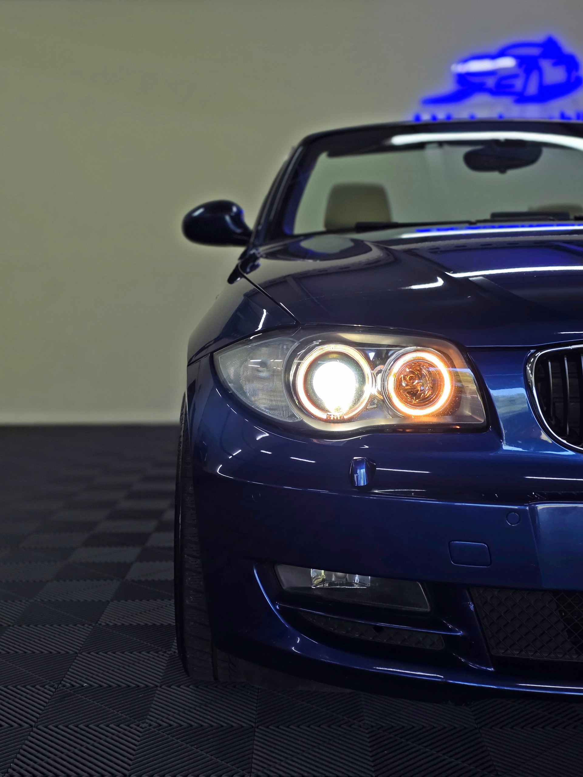 BMW 120i Cabrio-showroom-element-2