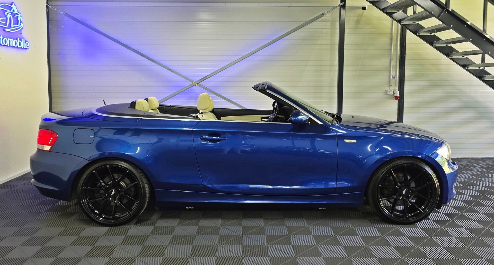BMW 120i Cabrio-showroom-element-3