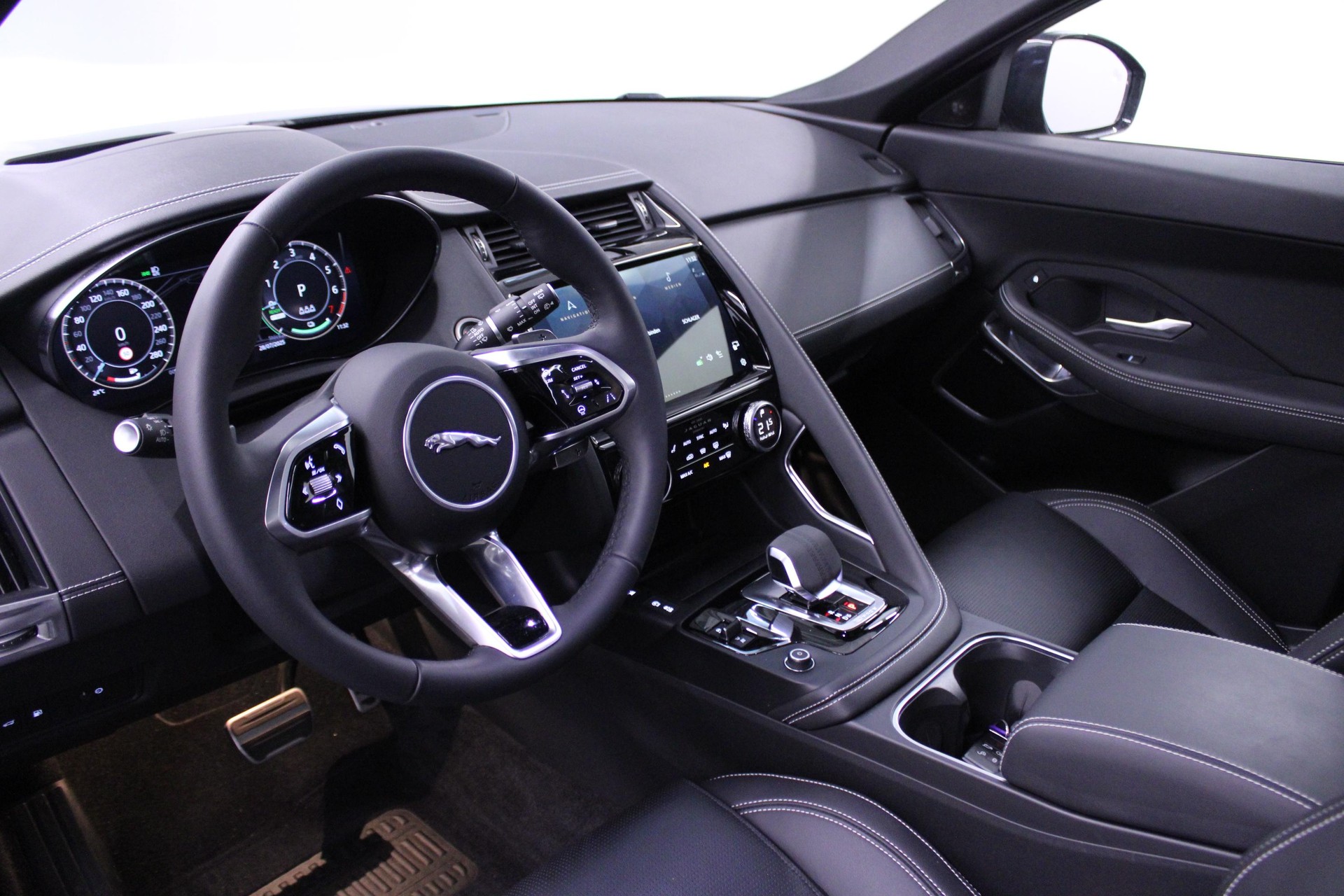 JAGUAR E-Pace 1.5 T 300e R-Dynamic SE AWD *LEASING 0.99%*-image-6